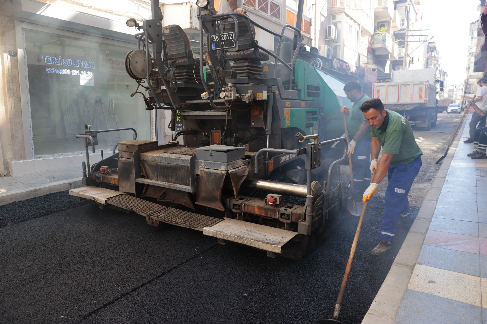 Konak’ta asfalt seferberliği devam ediyor