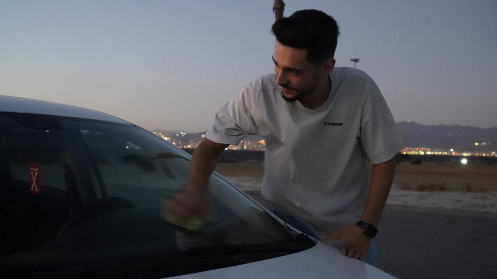 İzmir’de arabada film keyfi