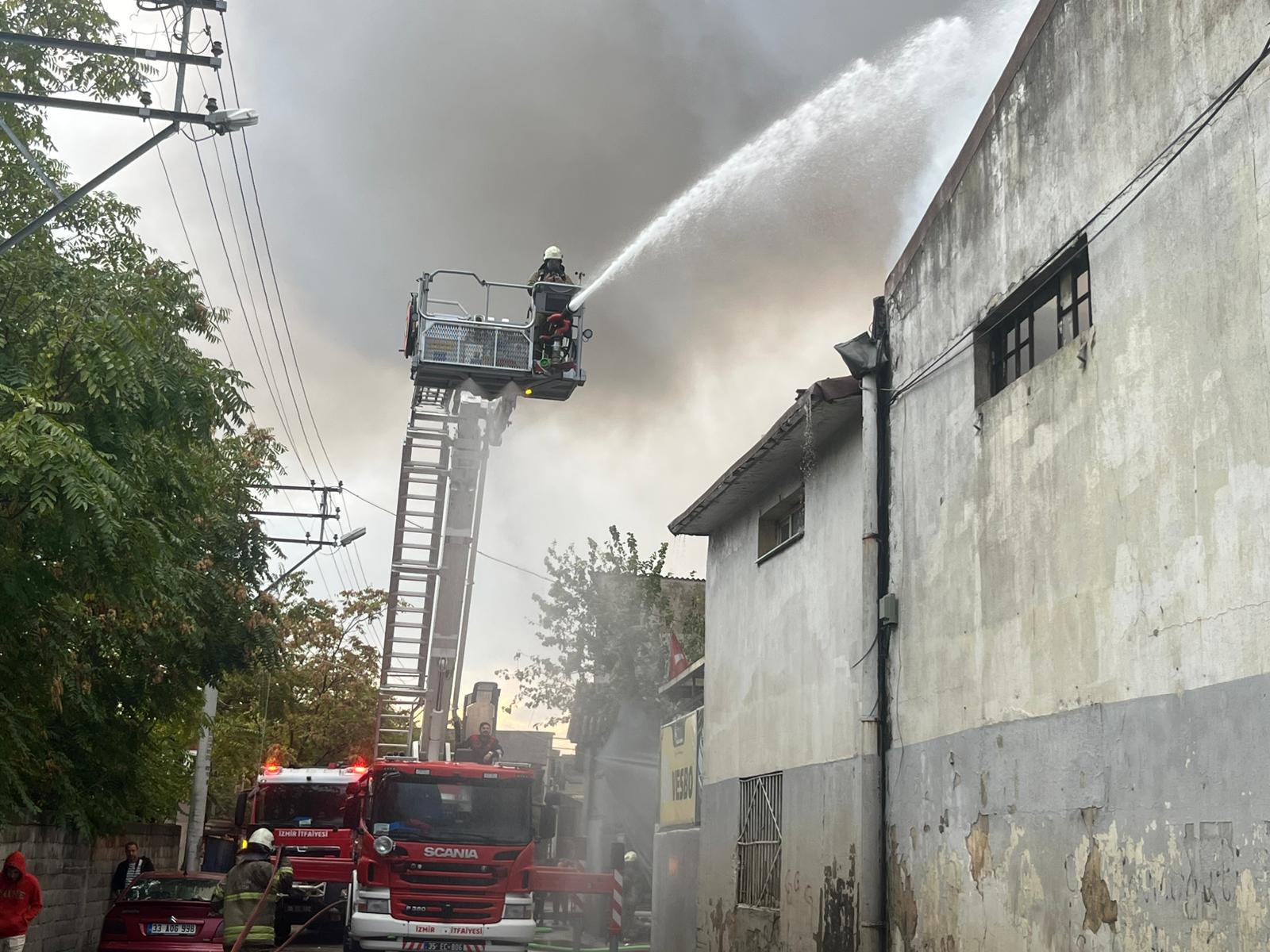 Bornova’daki depo yangınına hızlı müdahale
