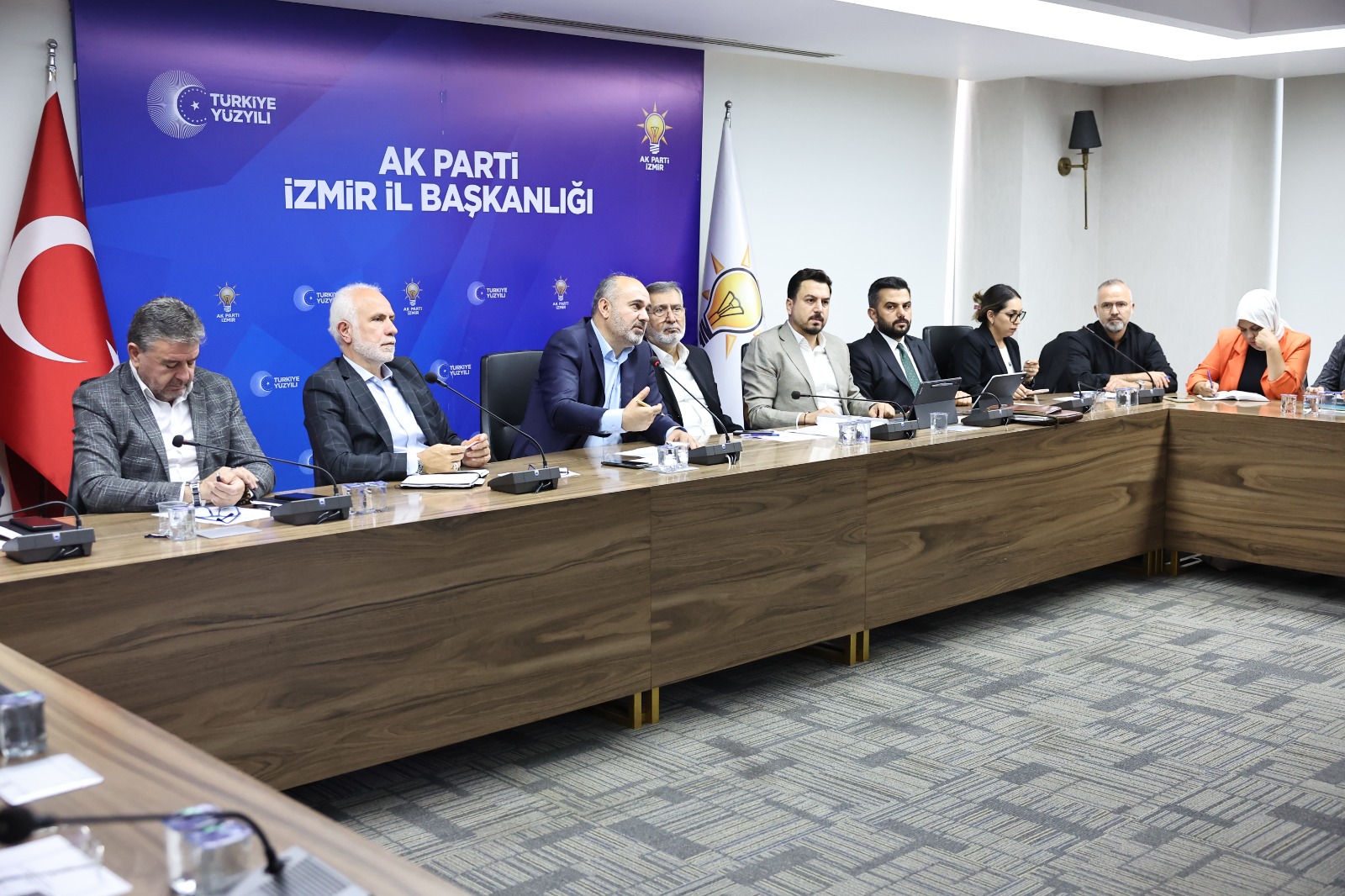 AK Parti İzmir’de, yerel yönetimler zirvesi!