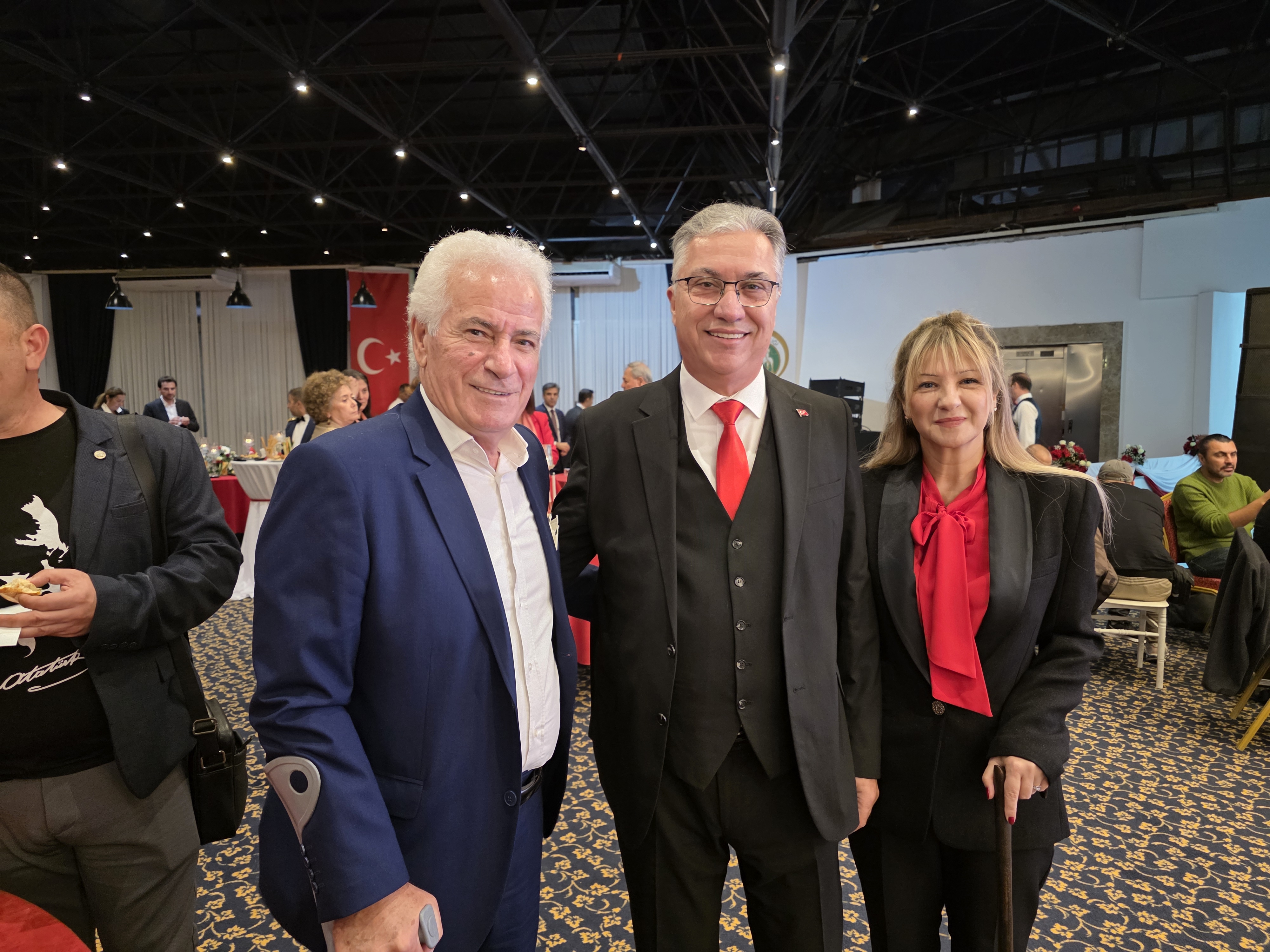 İZMİR'DE 29 EKİM RESEPSİYONU COŞKUYLA GERÇEKLEŞTİ: CUMHURİYET'İN 102. YILI TÖRENLE KUTLANDI