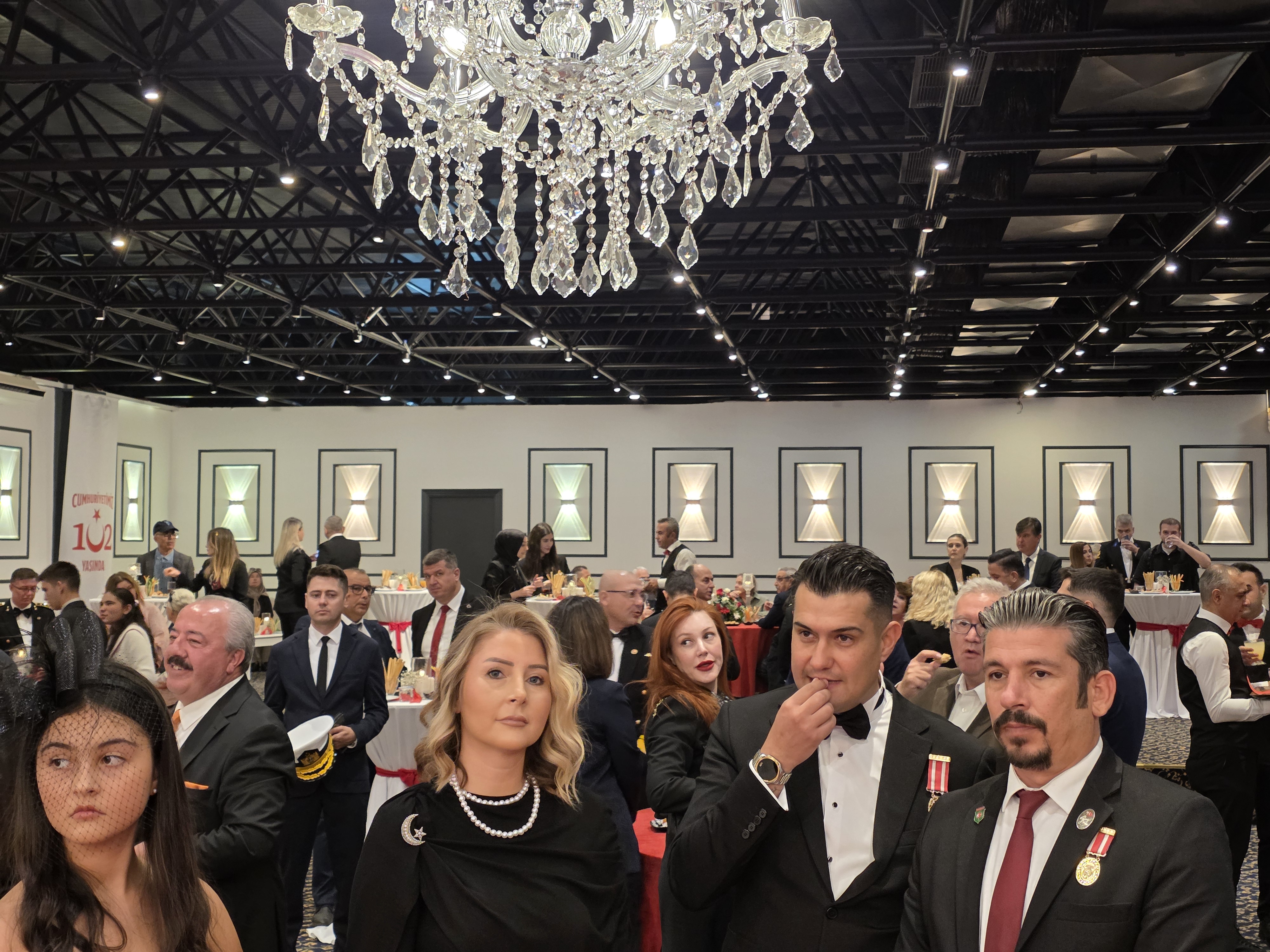 İZMİR'DE 29 EKİM RESEPSİYONU COŞKUYLA GERÇEKLEŞTİ: CUMHURİYET'İN 102. YILI TÖRENLE KUTLANDI