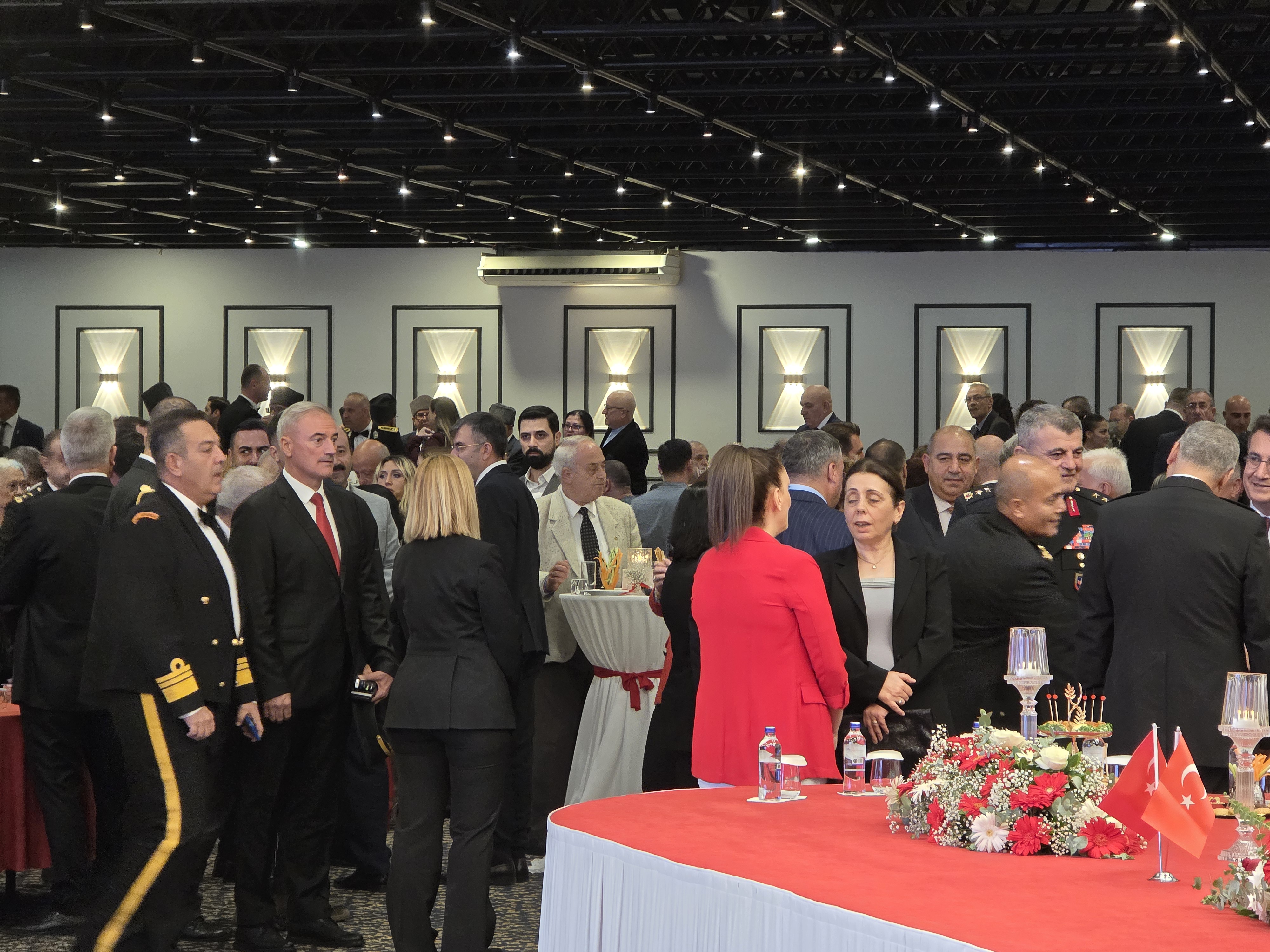 İZMİR'DE 29 EKİM RESEPSİYONU COŞKUYLA GERÇEKLEŞTİ: CUMHURİYET'İN 102. YILI TÖRENLE KUTLANDI