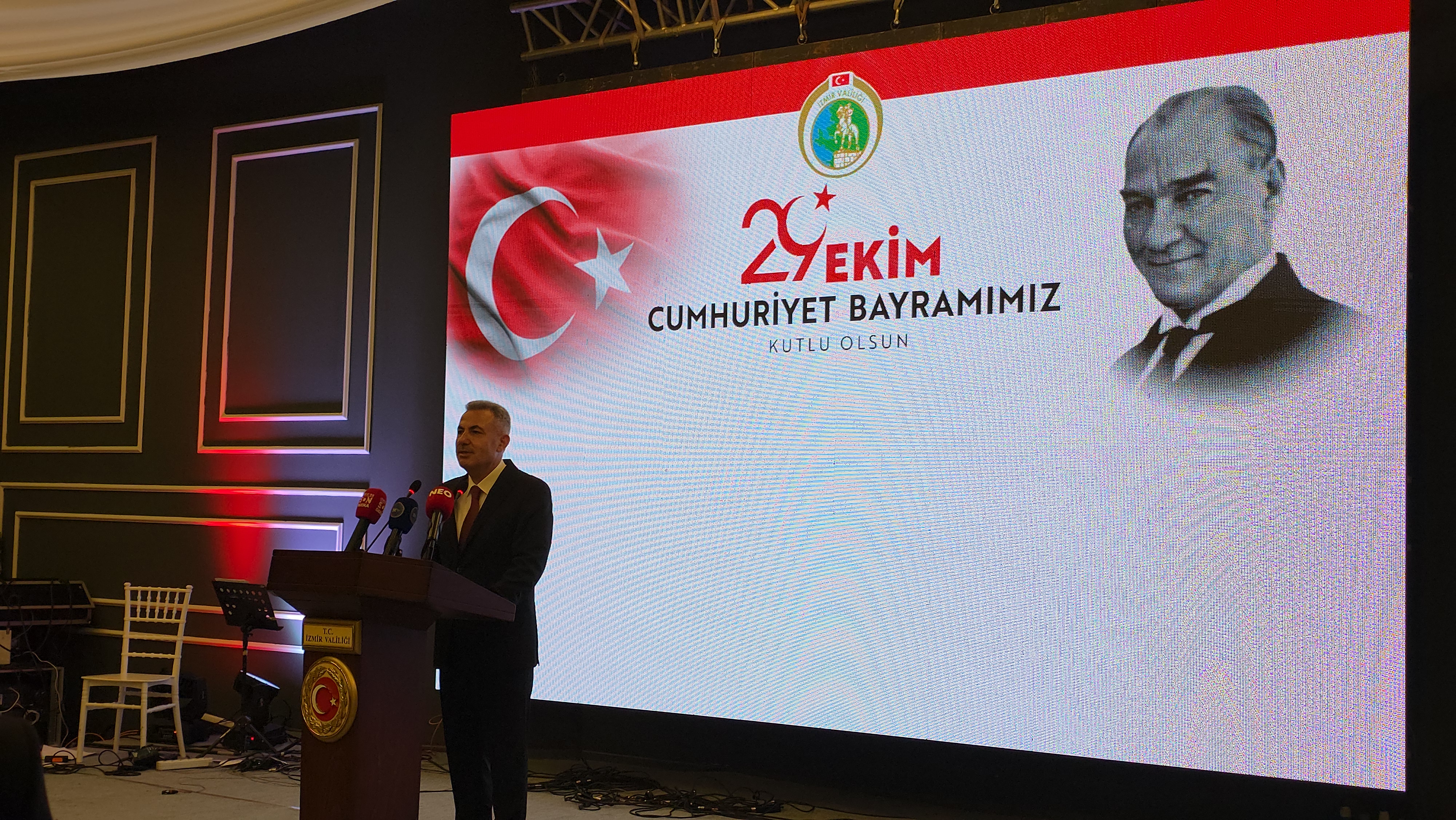 İZMİR'DE 29 EKİM RESEPSİYONU COŞKUYLA GERÇEKLEŞTİ: CUMHURİYET'İN 102. YILI TÖRENLE KUTLANDI