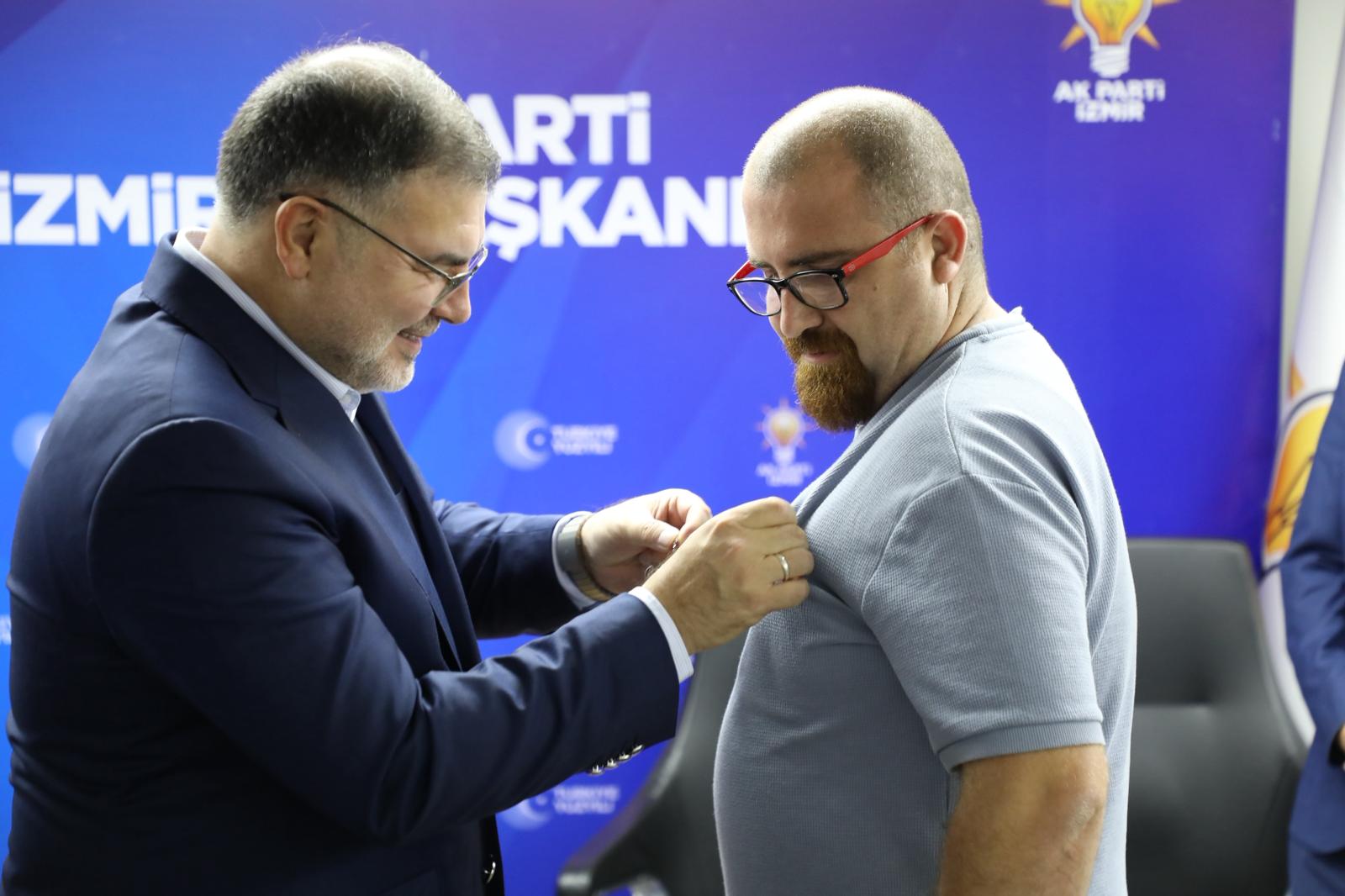 Başkan Saygılı, AK Parti'nin iktidara gelişinin yıldönümünde rozetleri taktı!