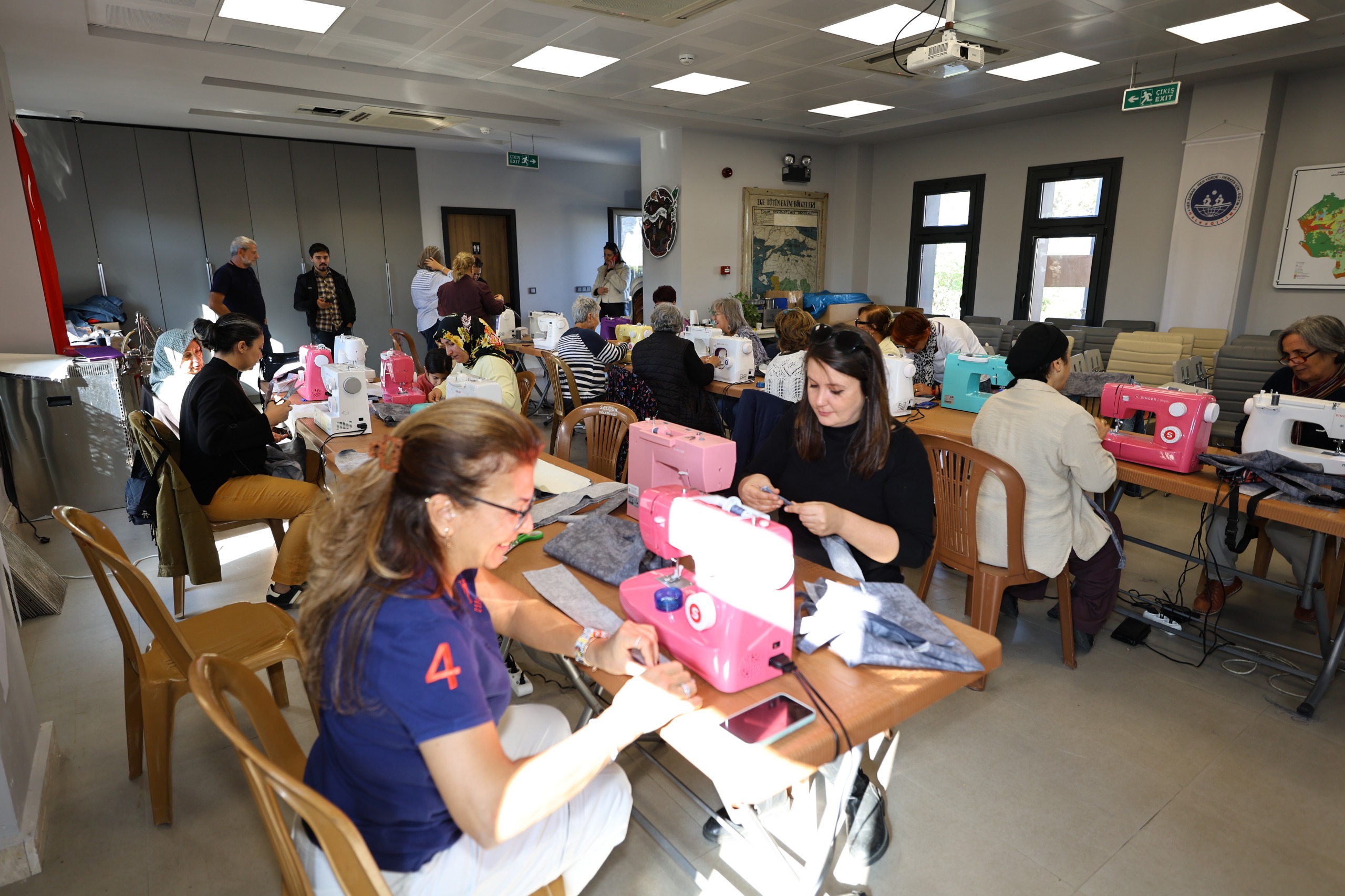 EFES SELÇUK'TA KADINLAR DİKİŞ ATÖLYESİNDE BULUŞTU