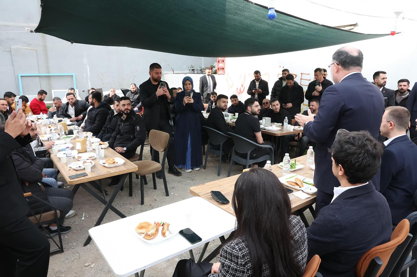 AK Parti İzmir İl Başkanı Saygılı, Karabağlar’daki Genç Esnaflarla Buluştu