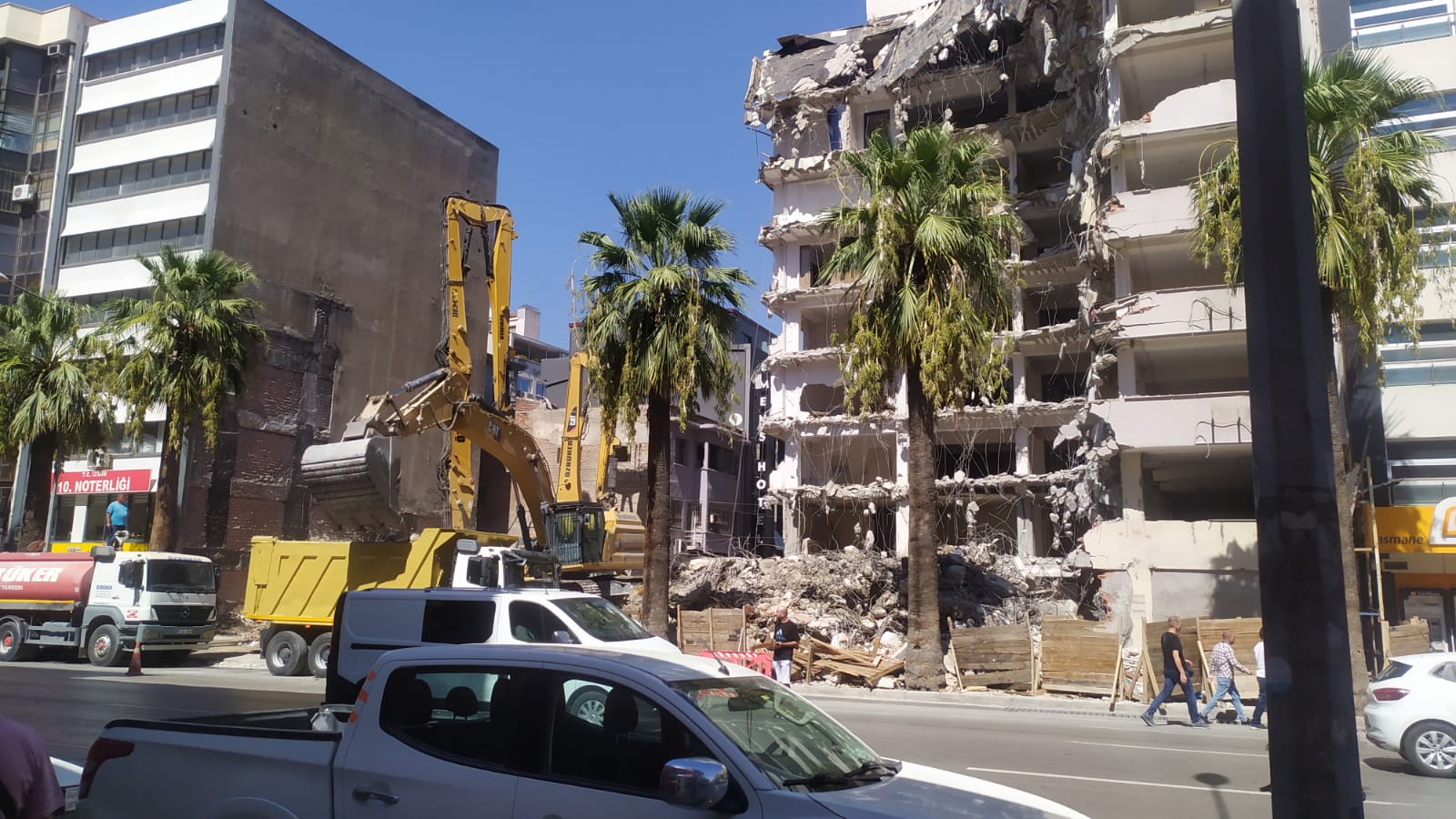 İzmir'de Tehlikeli Yıkım