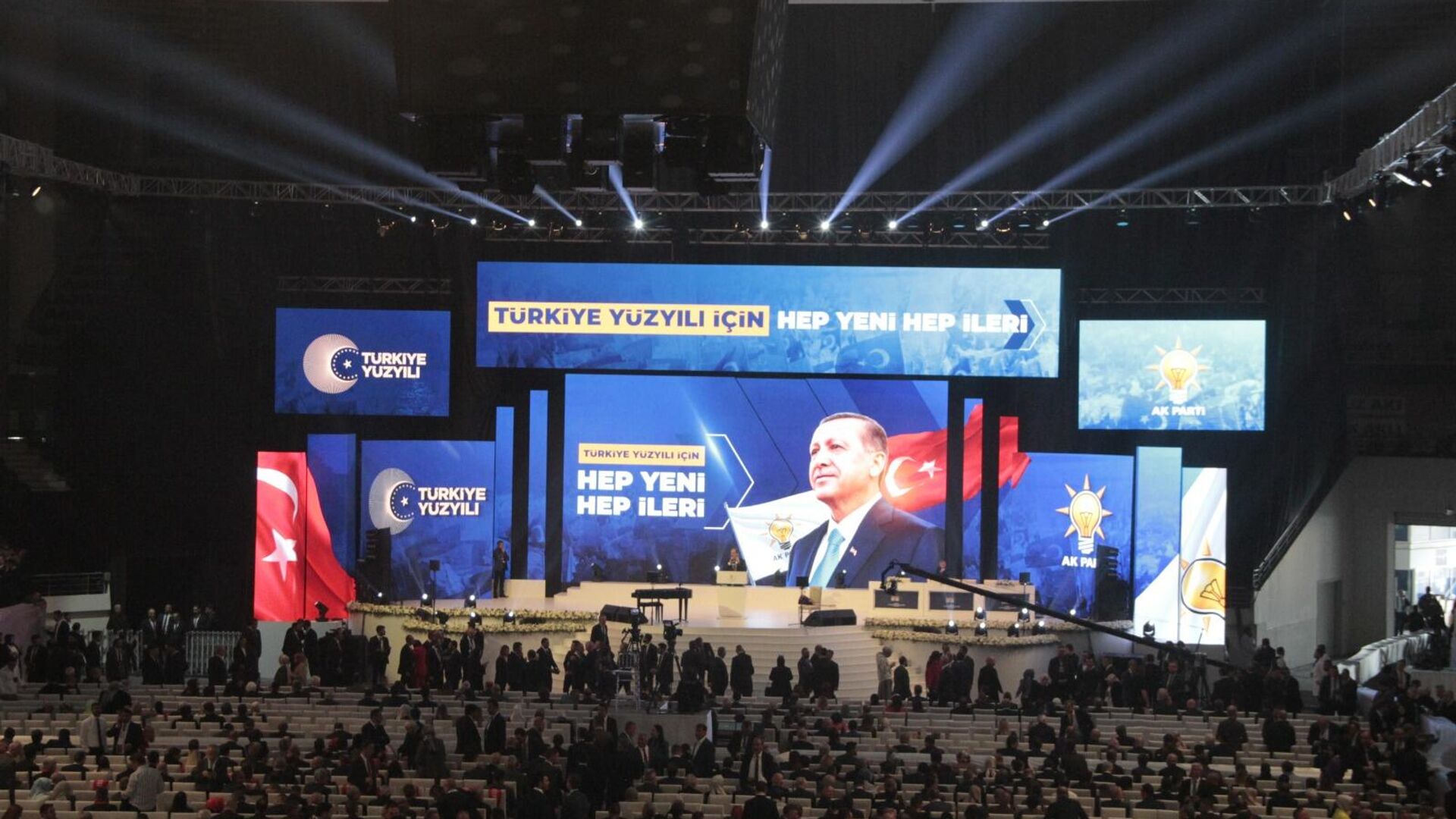 Cumhurbaşkanı Erdoğan, yeniden AK Parti Genel Başkanlığı'na seçildi.