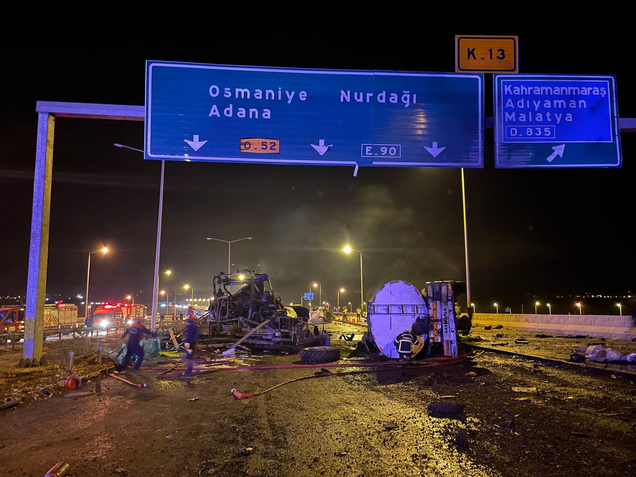 TAG Otoyolu'nda tır 3 araca çarptı: 3 ölü, 11 yaralı