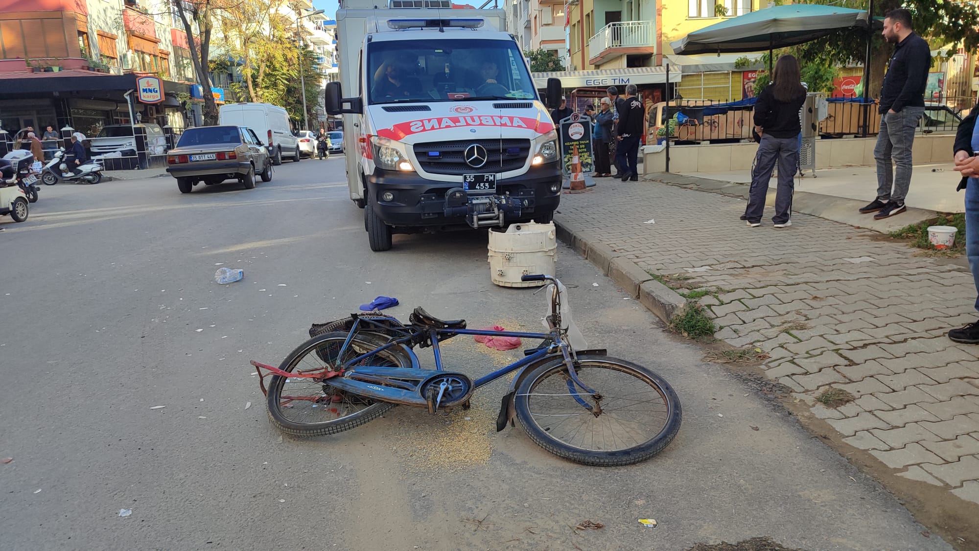Ödemiş'te kontrolden çıkan otomobilin çarptığı bisikletli yaralandı