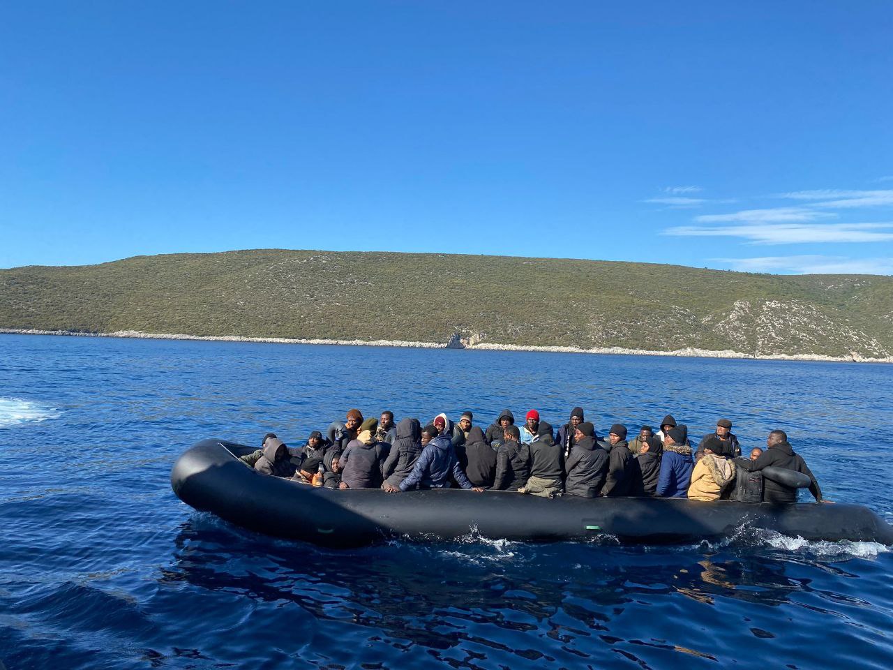 İzmir açıklarında 48 düzensiz göçmen yakalandı