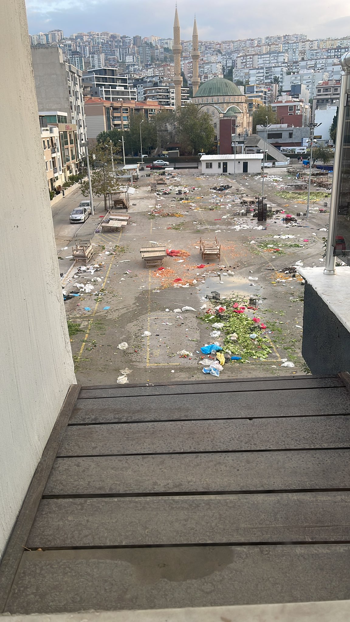 İşçiler maaşını alamadı, Çiğli çöp yuvasına döndü