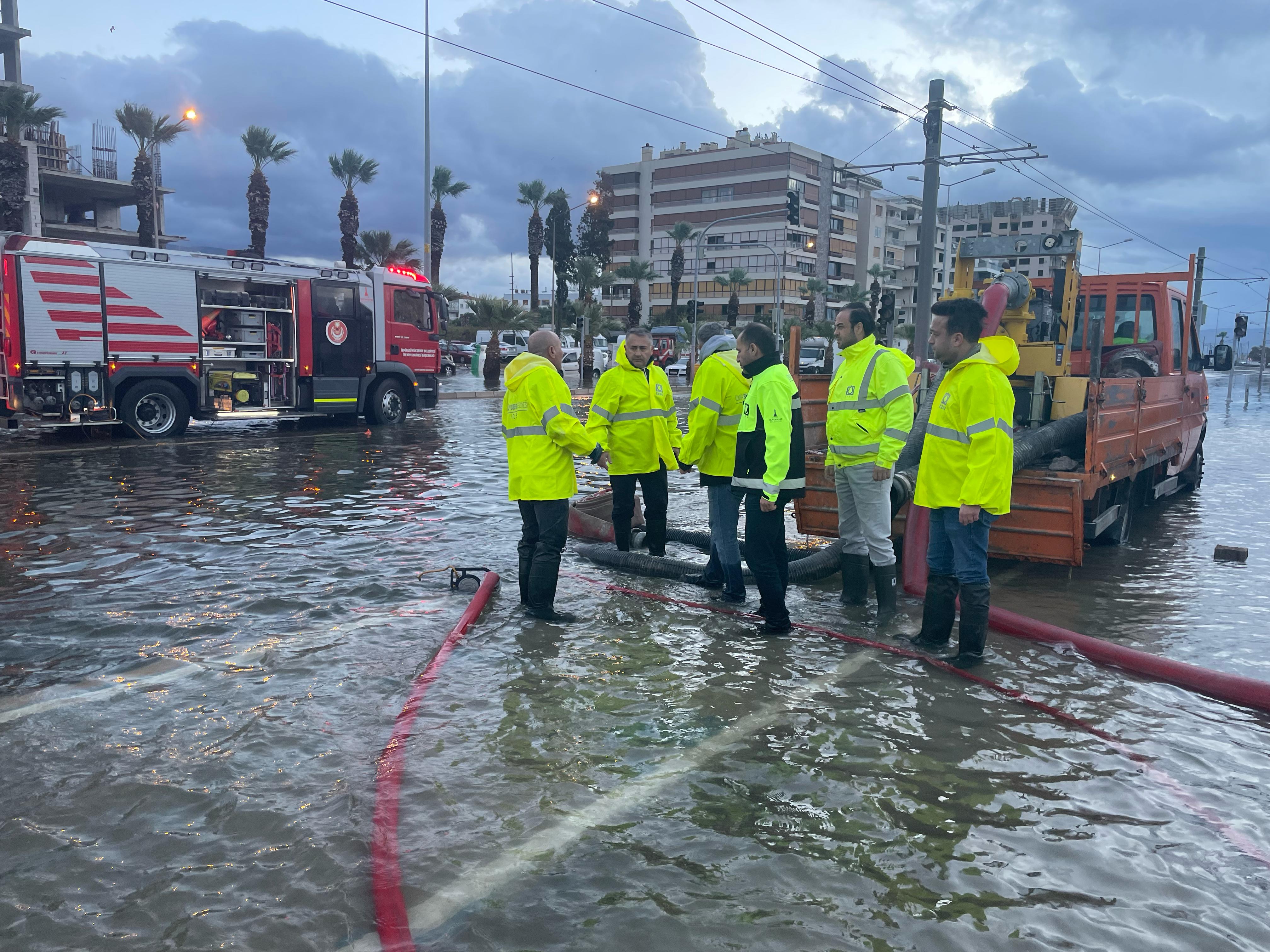 İzmir’de deniz 1 metre yükseldi