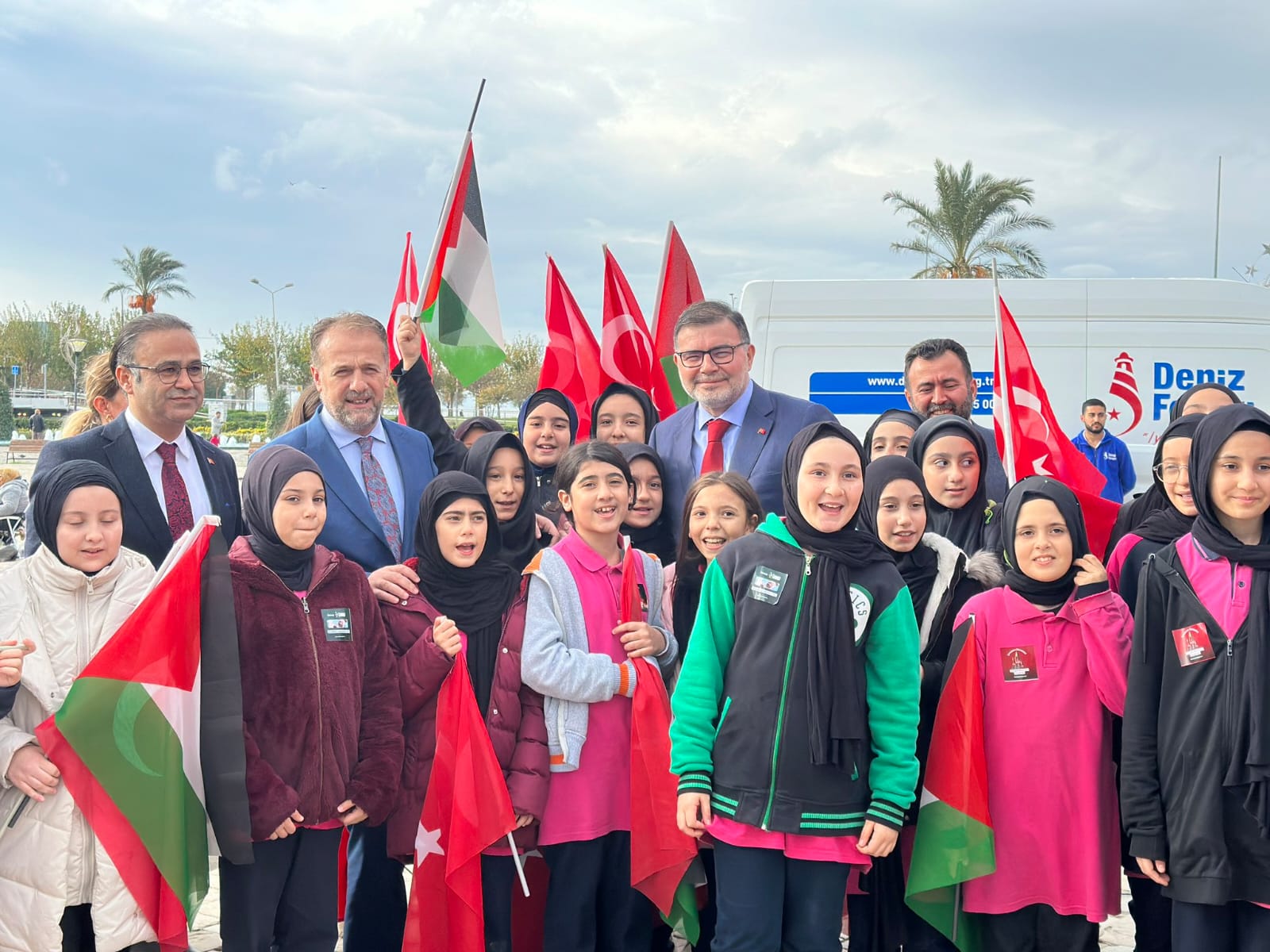Milli Eğitim Bakan Yardımcısı Şamlıoğlu, İzmir Konak Meydanı'nda Filistin'e Destek Yürüyüşünde Öğrencilerle Buluştu