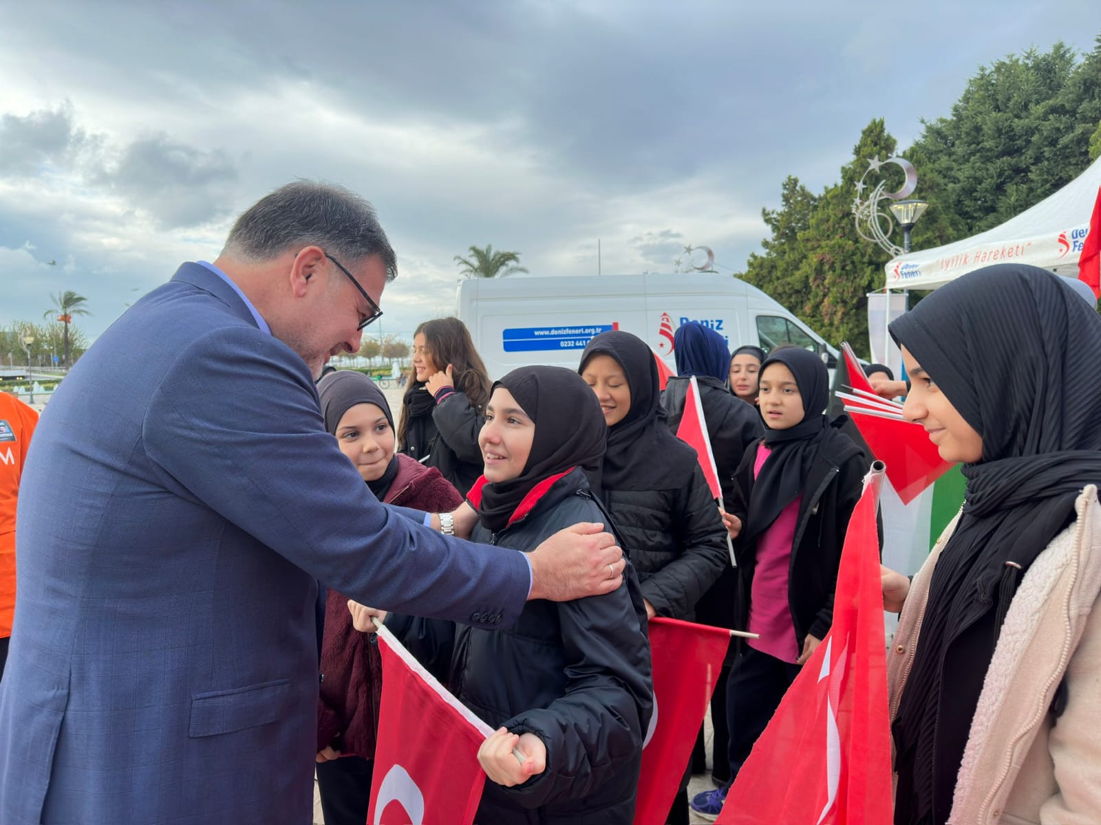 Milli Eğitim Bakan Yardımcısı Şamlıoğlu, İzmir Konak Meydanı'nda Filistin'e Destek Yürüyüşünde Öğrencilerle Buluştu