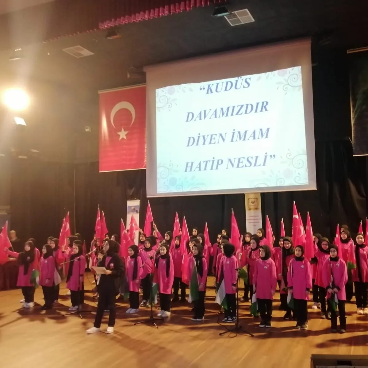 Milli Eğitim Bakan Yardımcısı Şamlıoğlu, İzmir Konak Meydanı'nda Filistin'e Destek Yürüyüşünde Öğrencilerle Buluştu