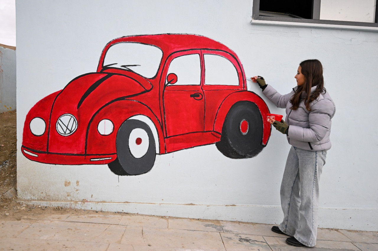 Emir Can İğrek, hayatını kaybeden müzisyen Onur Can Özcan için Van'da kütüphane yaptırdı.