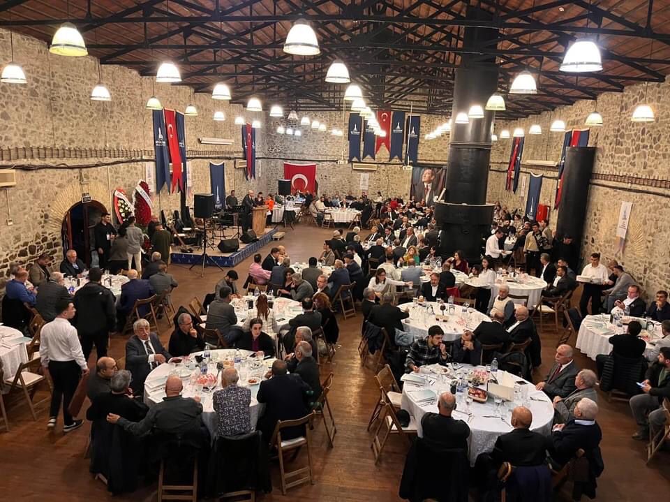 Başkan Soyer, 2023 yılında Türkiye'de en iyi 3., Ege Bölgesi'nde en iyi 1. Büyükşehir Belediye Başkanı seçildi!