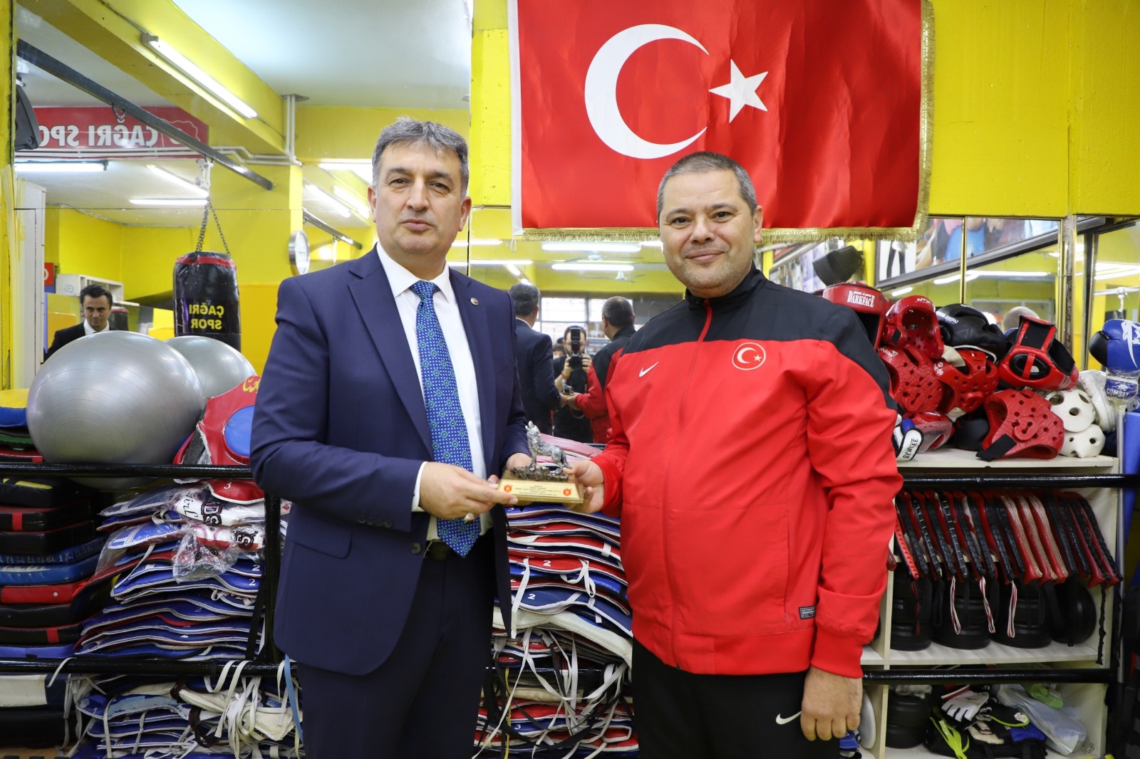 GENÇLİK VE SPOR İL MÜDÜRÜNDEN BAŞARILI SPOR KULÜBÜNE ZİYARET