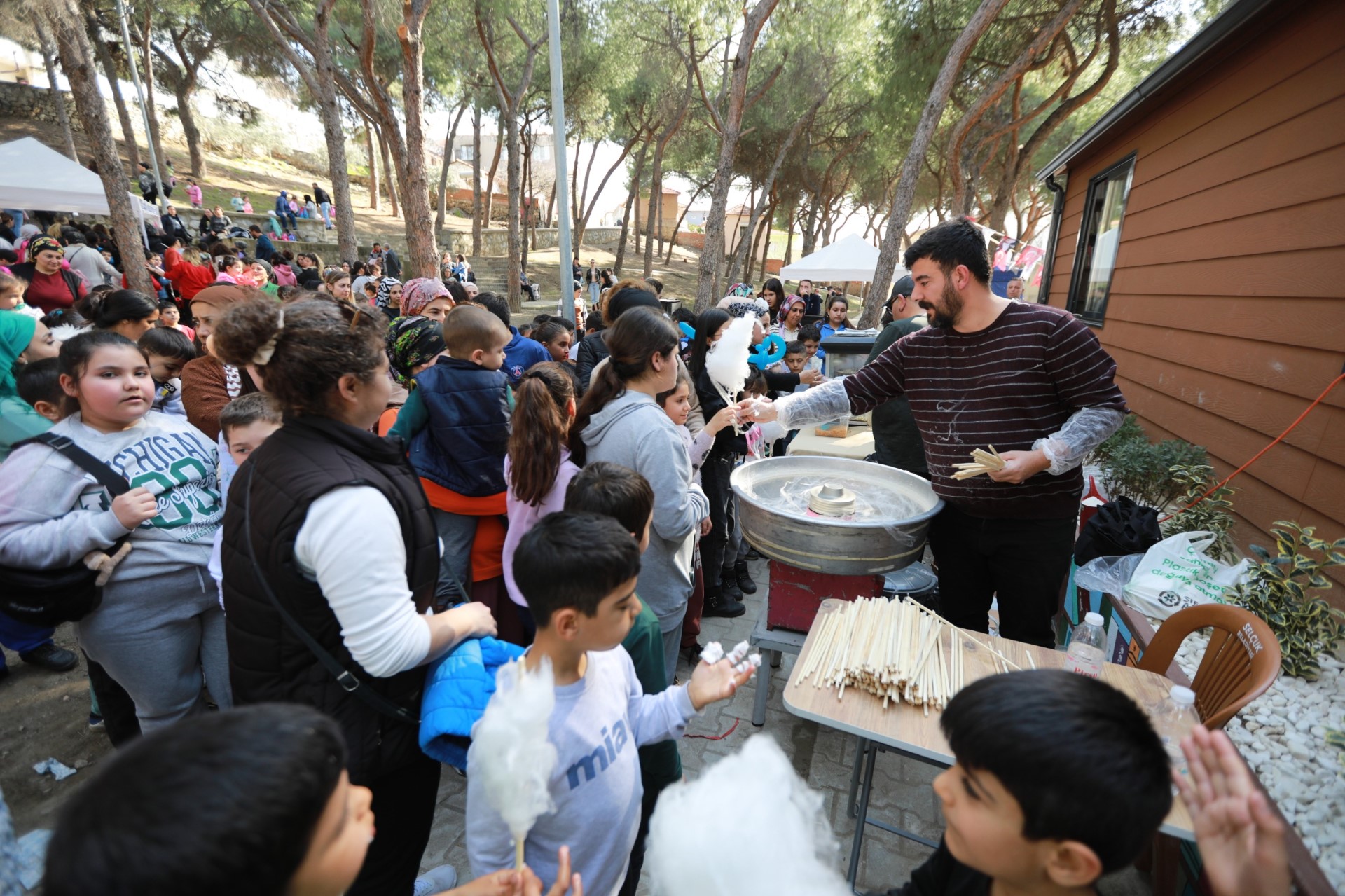 Çamlık Parkı yeni yüzüyle çocuklarla buluştu