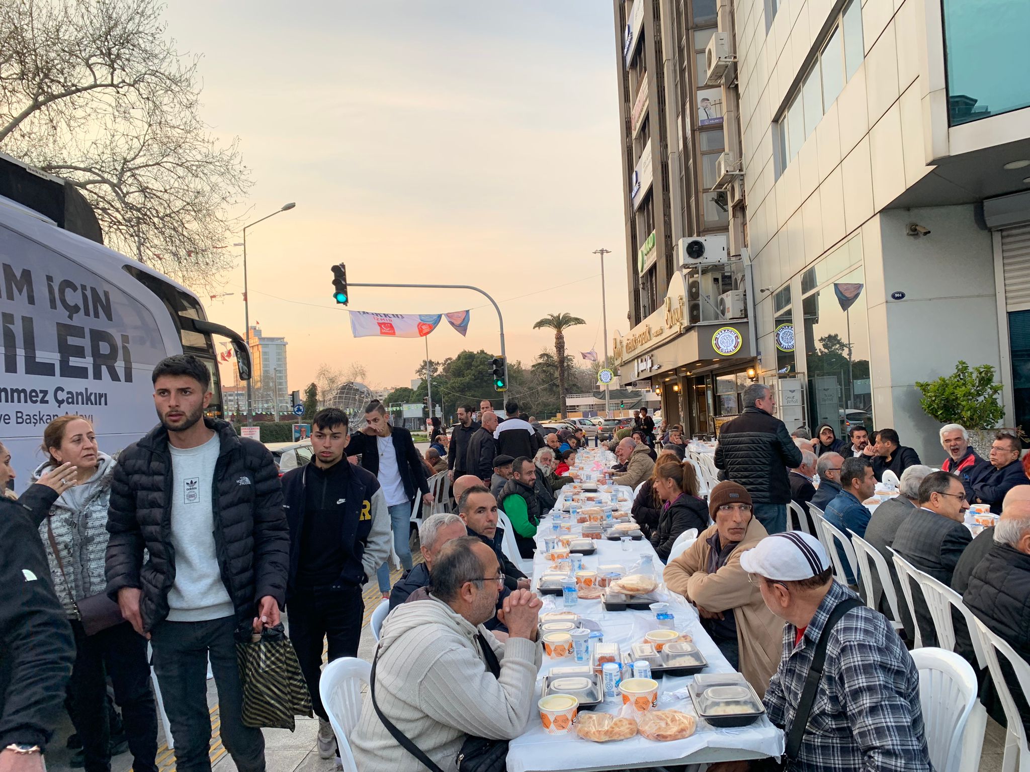 AK Parti Konak adayı Çankırı, Basmane iftar programında vatandaşlarla bir araya geldi