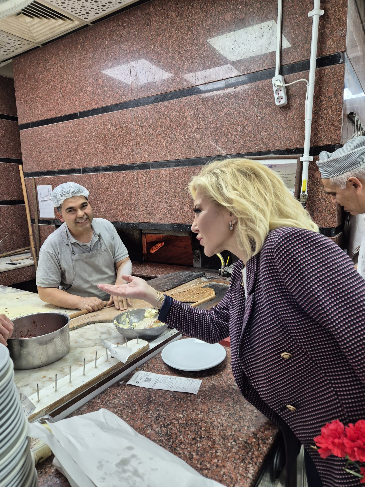 AK Parti Karabağlar Başkan Adayı Mehmet Sadık Tunç ve Milletvekili Şebnem Bursalı, Halkla Buluştu