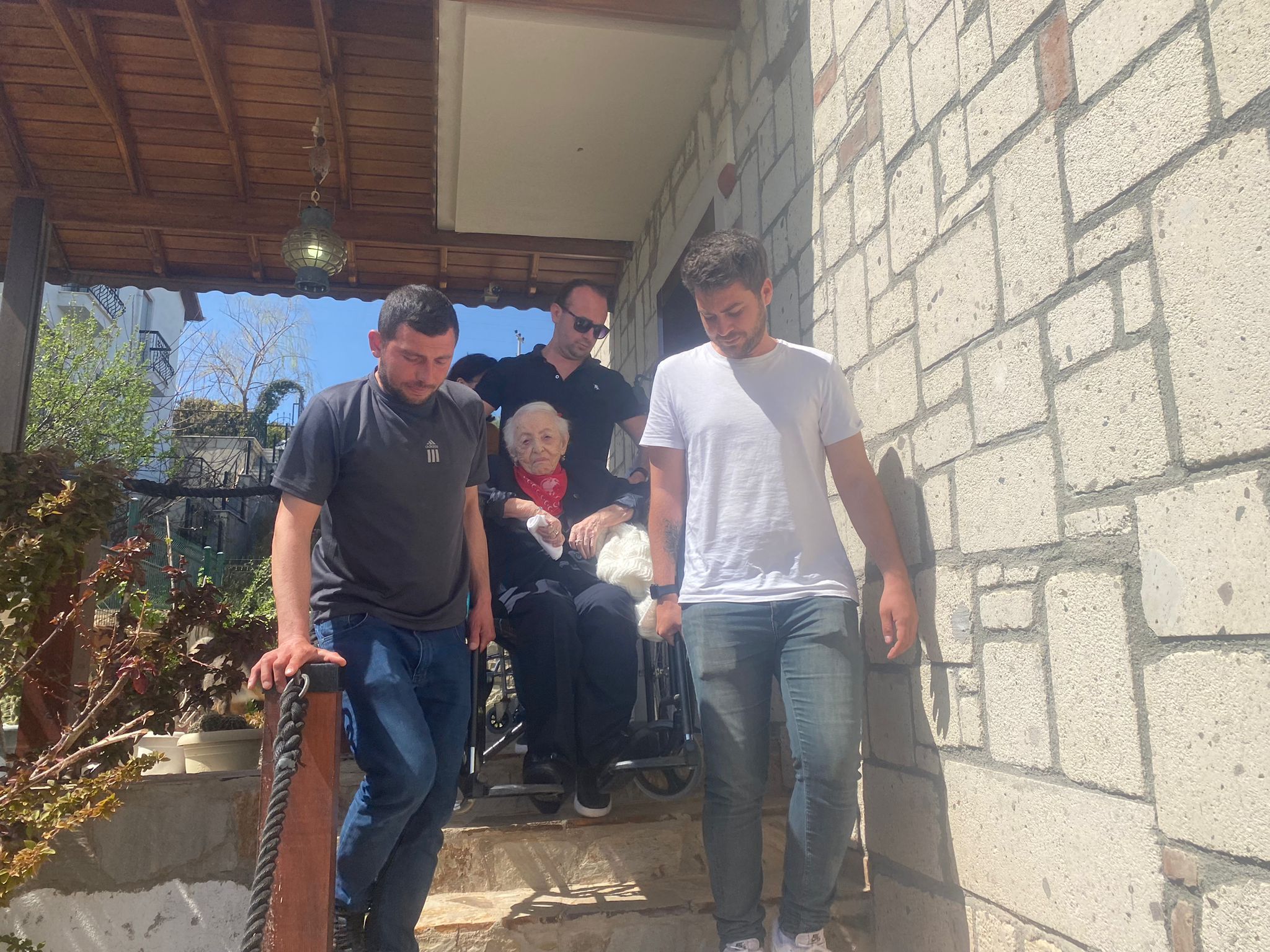 Cumhuriyetle Yaşıt Zekiye Teyze, İzmir Karaburun'da Oyunu Kullandı