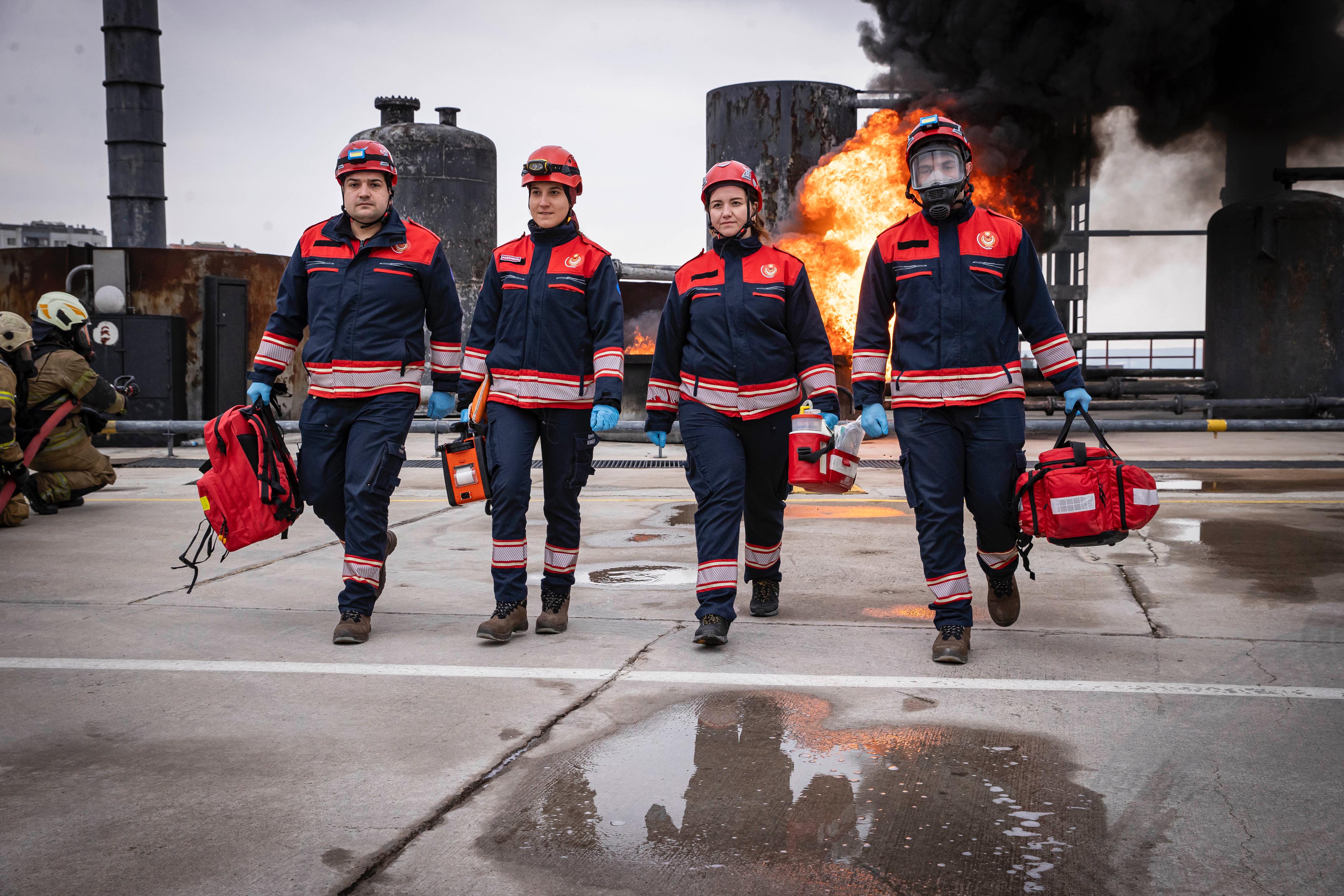 İzmir İtfaiyesinin özel donanımlı paramedikleri Türkiye’ye örnek oluyor
