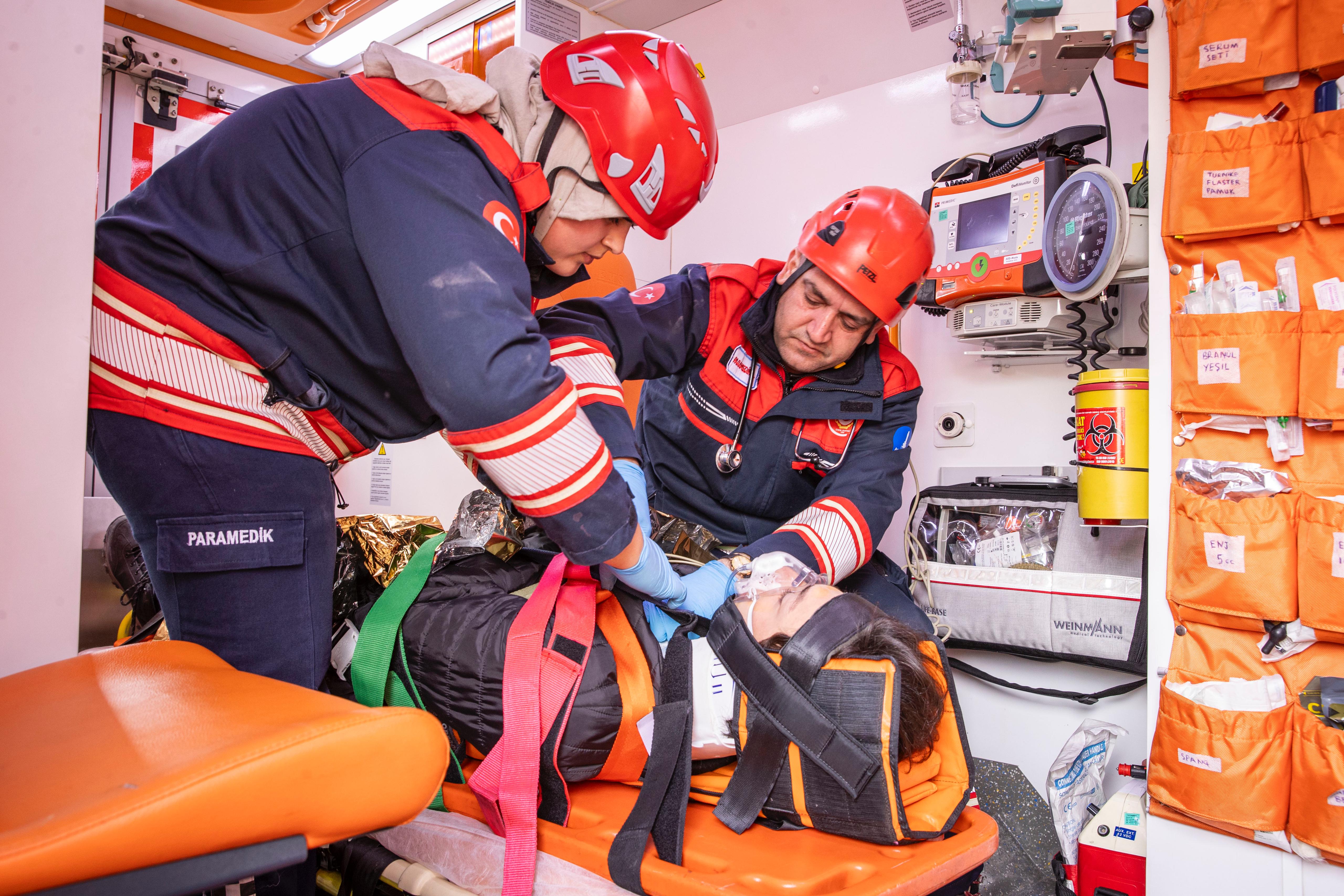İzmir İtfaiyesinin özel donanımlı paramedikleri Türkiye’ye örnek oluyor