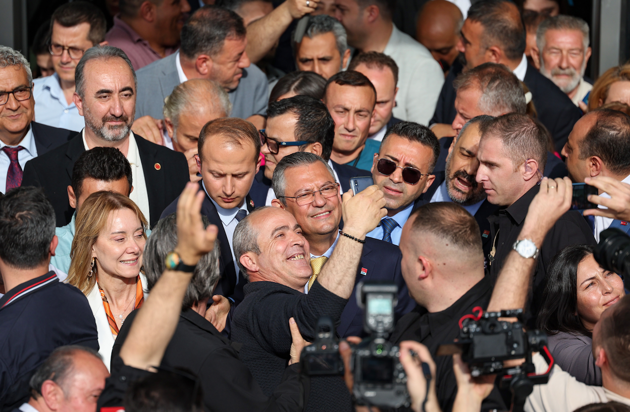 CHP Lideri Özel İzmirlilerle zaferi kutladı