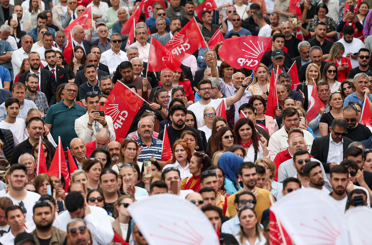 CHP Lideri Özel İzmirlilerle zaferi kutladı