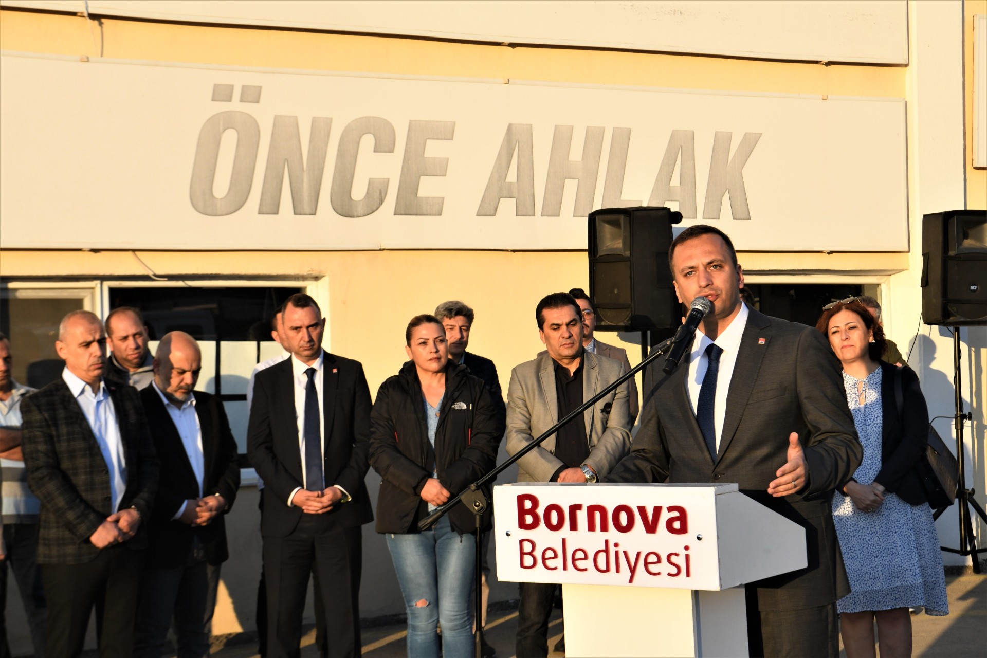 Bornova Belediye Başkanı Ömer Eşki güne işçilerle bayramlaşarak başladı