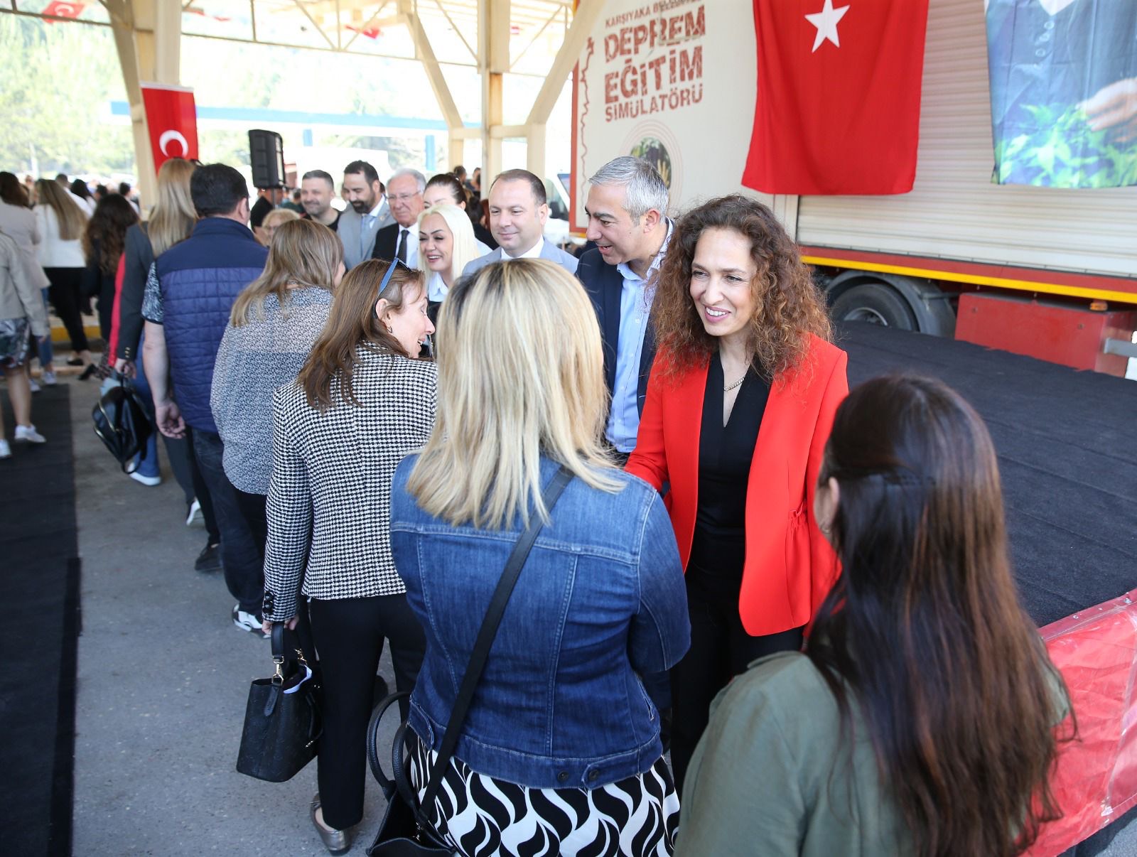 Karşıyaka’da seçim ve bayrama çifte kutlama