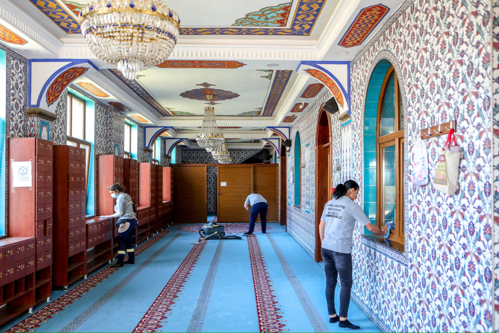 Bayraklı’da camiler bayrama hazır