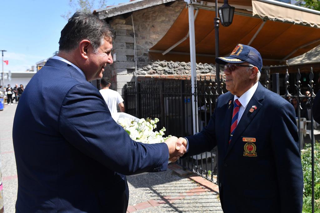 Başkan Tugay'dan gazilere sürpriz ziyaret