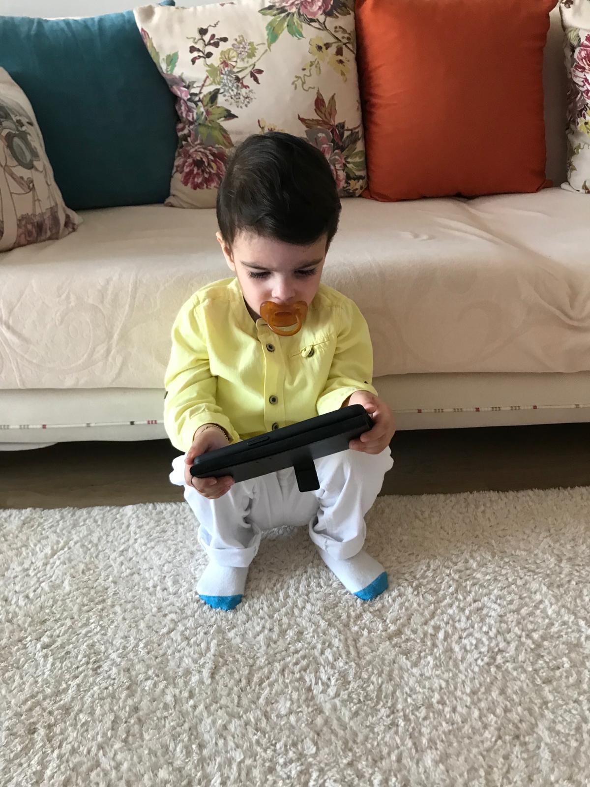 "Ağzında emzik, elinde tablet"