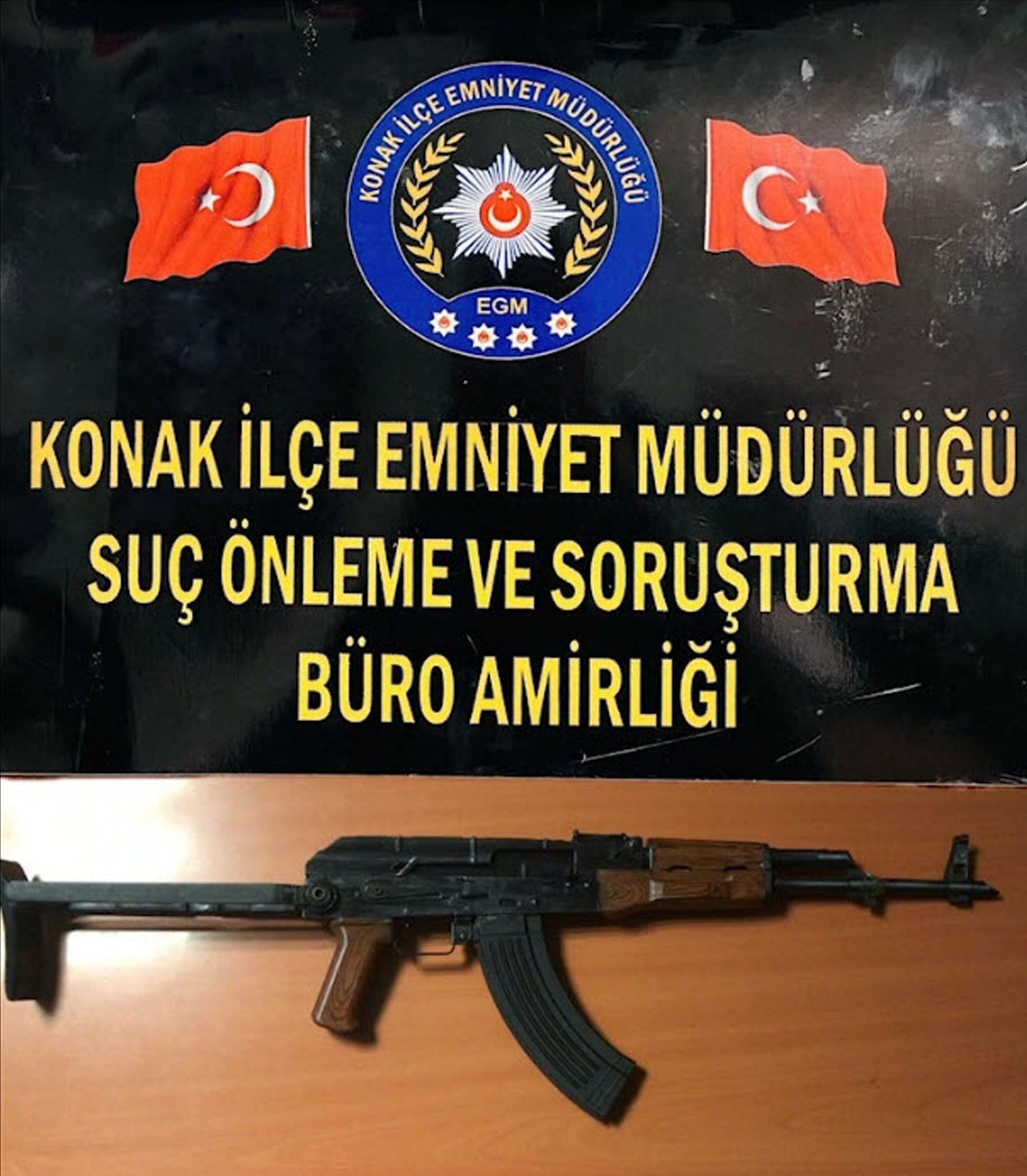 İzmir Konak'ta oyuncak kalaşnikof ile gasp yaptılar