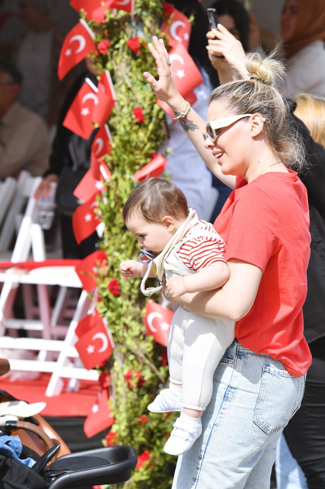 Cumhuriyet Meydanı çocukların gösterileriyle renklendi