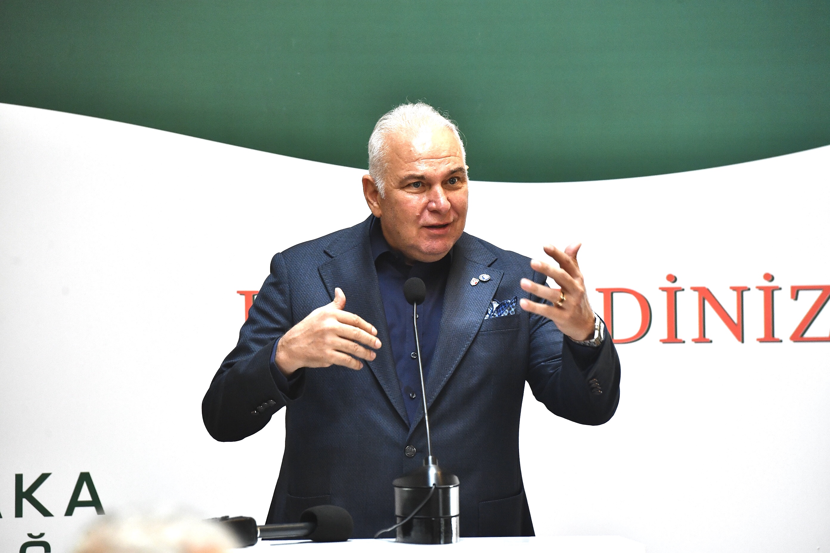 Başkan şampiyonluk mücadelesi veren Karşıyaka'ya destek mesajı verdi