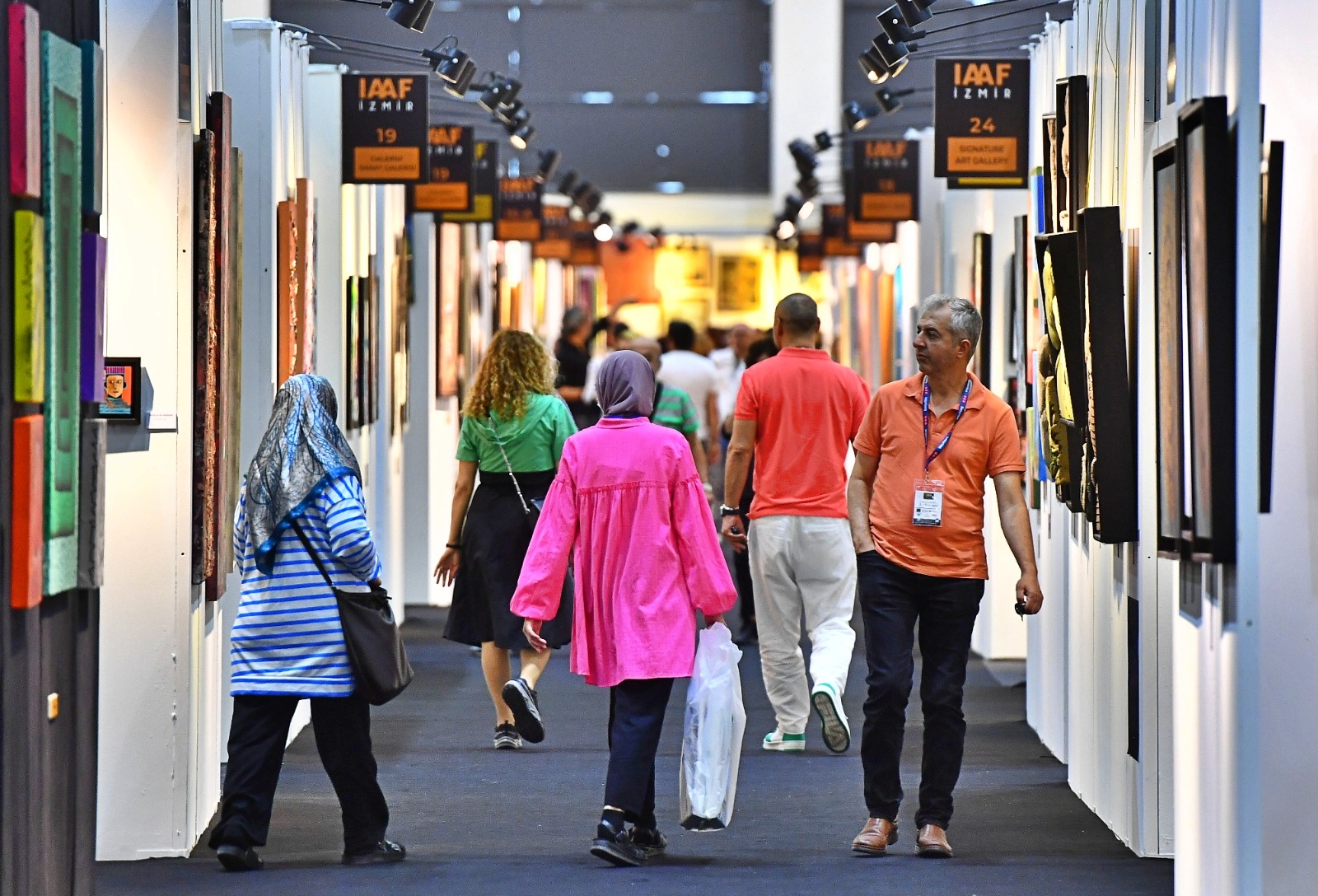 İzmir'de bu yıl ilk kez düzenlenen İzmir Sanat ve Antika Fuarı,büyük ilgi gördü.