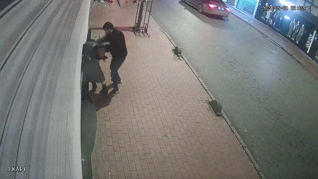 Gözüne kestirdiği kadına yumruk ve kafa atıp çantasını gasbetti