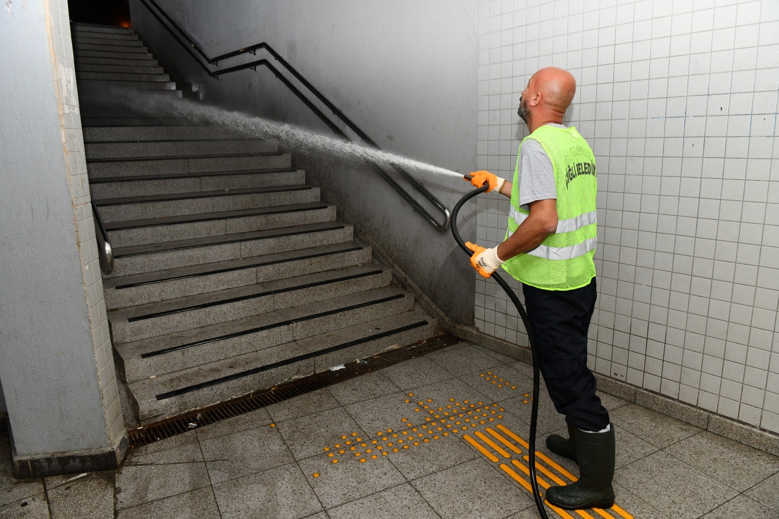 Çiğli’de Temizlik Seferberliği Sürüyor