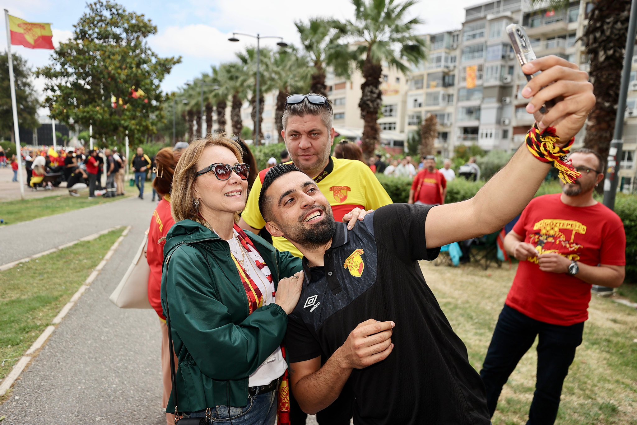 Konak Belediye Başkanı Nilüfer Çınarlı Mutlu, Göztepe'nin Şampiyonluk Coşkusuna Ortak Oldu