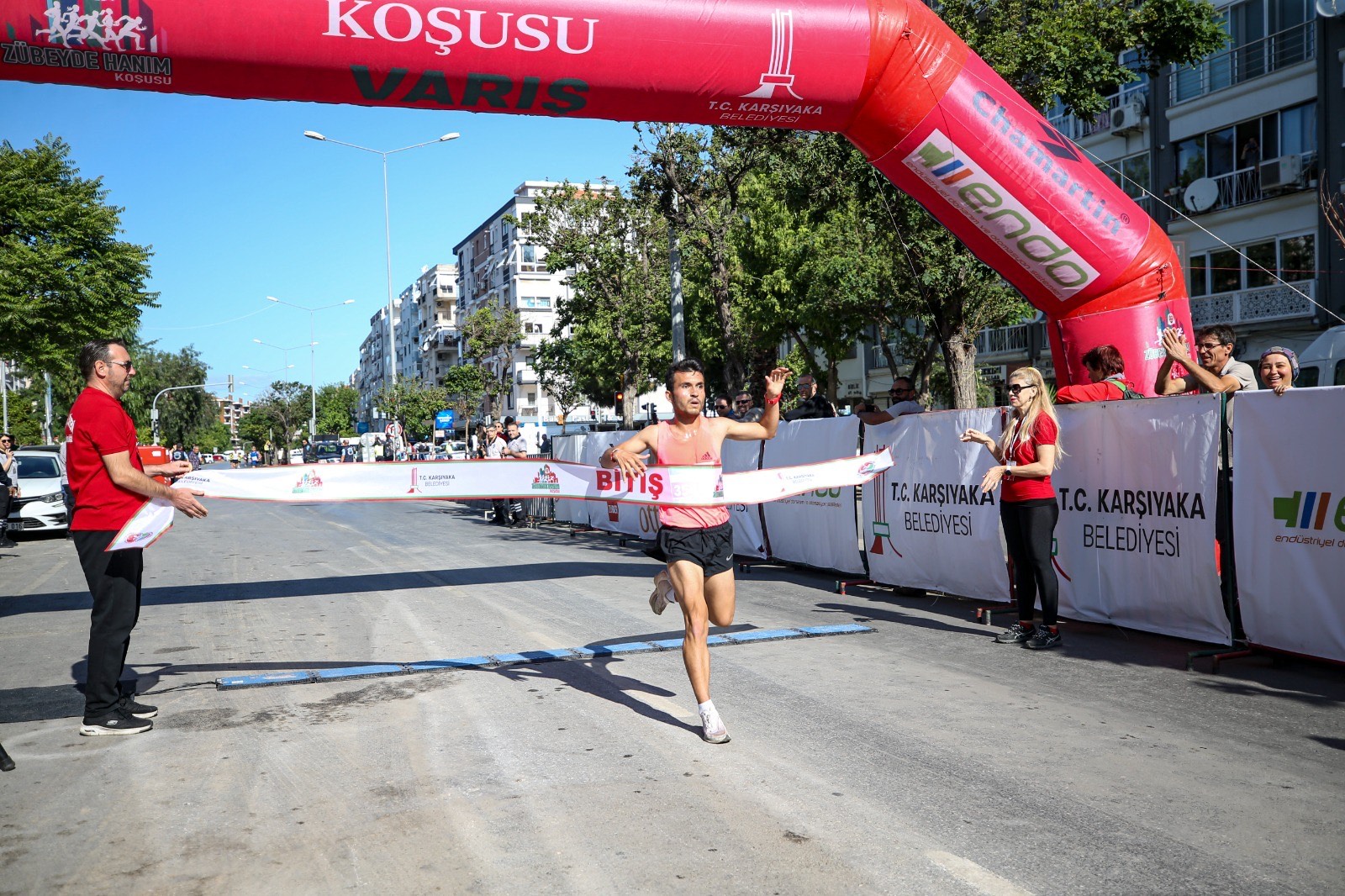 Karşıyaka tek yürek oldu, Zübeyde Anne’ye koştu!