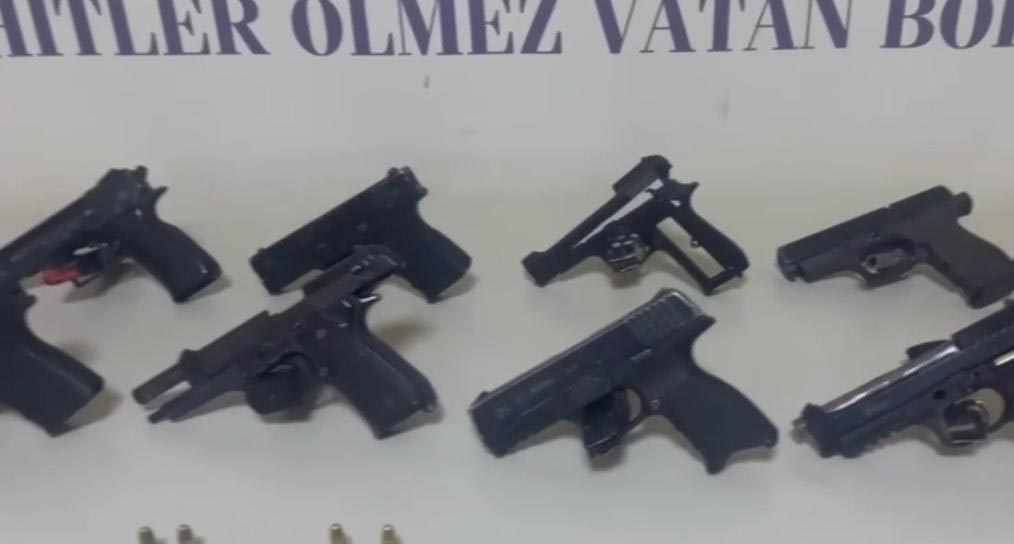 Çamaşır makinesine gizledikleri silahlarla yakalandılar