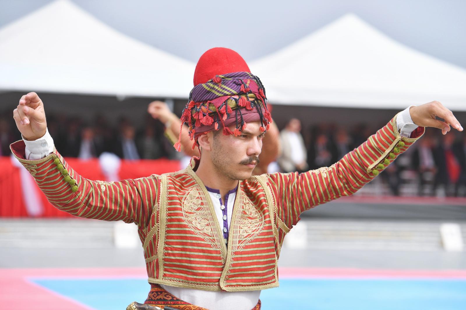 İzmir’de 19 Mayıs coşkusu: Cumhuriyet Meydanı rengarenk