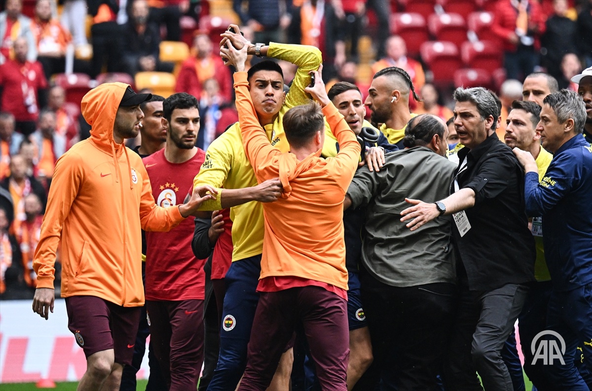 Derbisi öncesi futbolcular arasında kavga çıktı