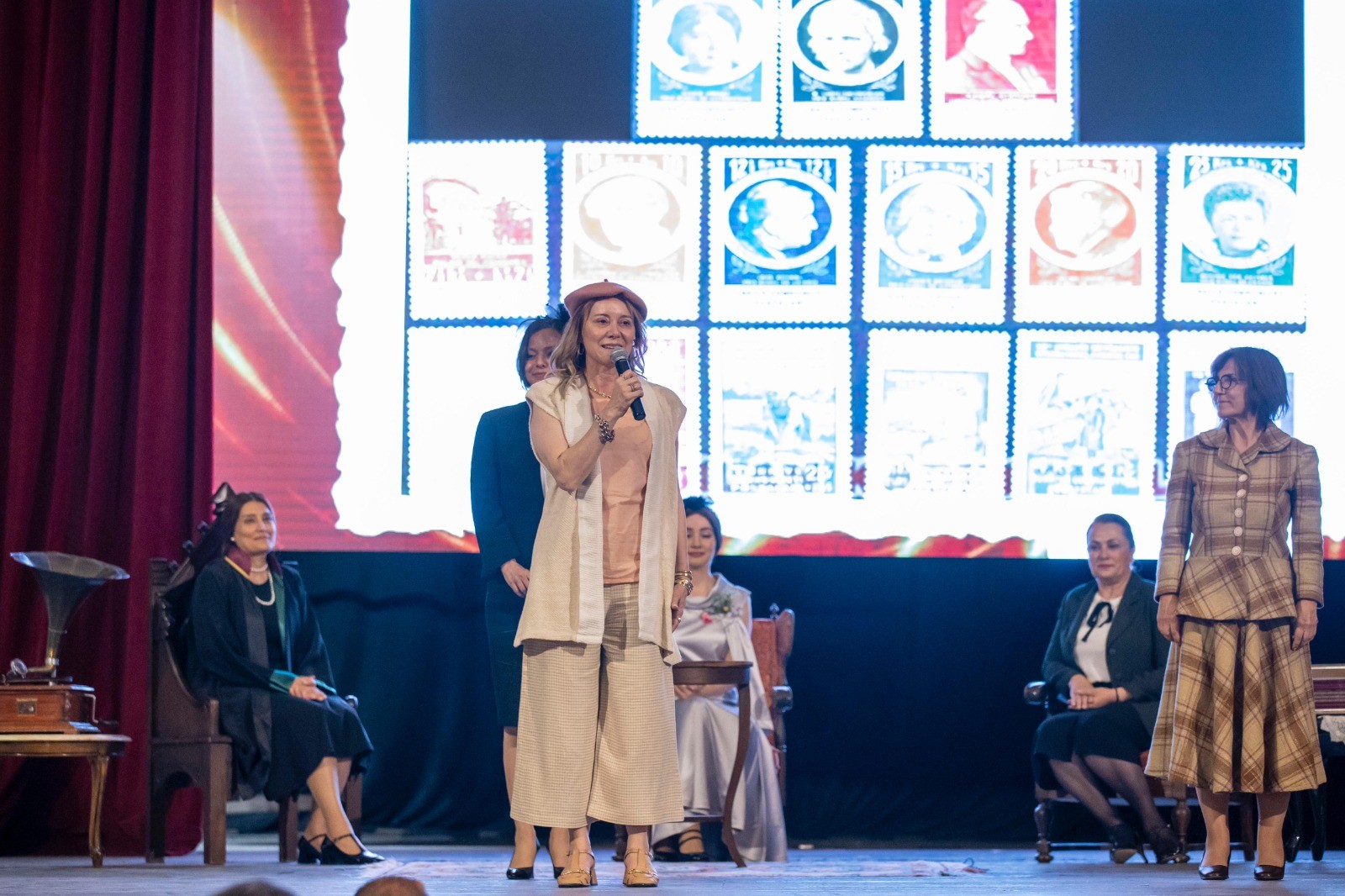 Başkan Mutlu öncü kadınların anıldığı gösteride sahne aldı