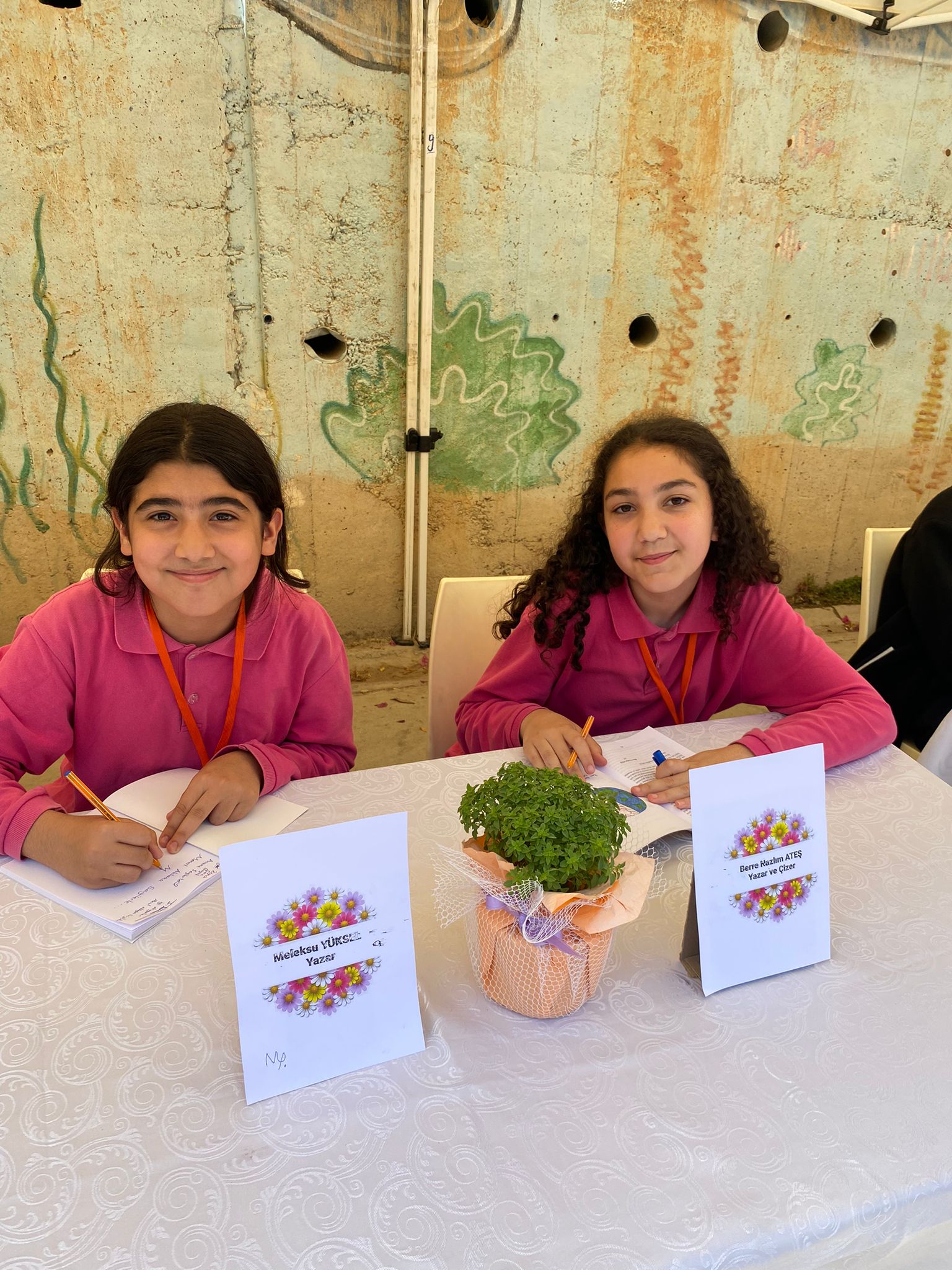 15 TEMMUZ ŞEHİTLERİ KIZ ANADOLU İMAM HATİP LİSESİ FEN VE SOSYAL BİLİMLER PROJE OKULU'NDA FESLEĞENLERDEN ÖYKÜLER KİTABININ İMZA GÜNÜ HEYECANI